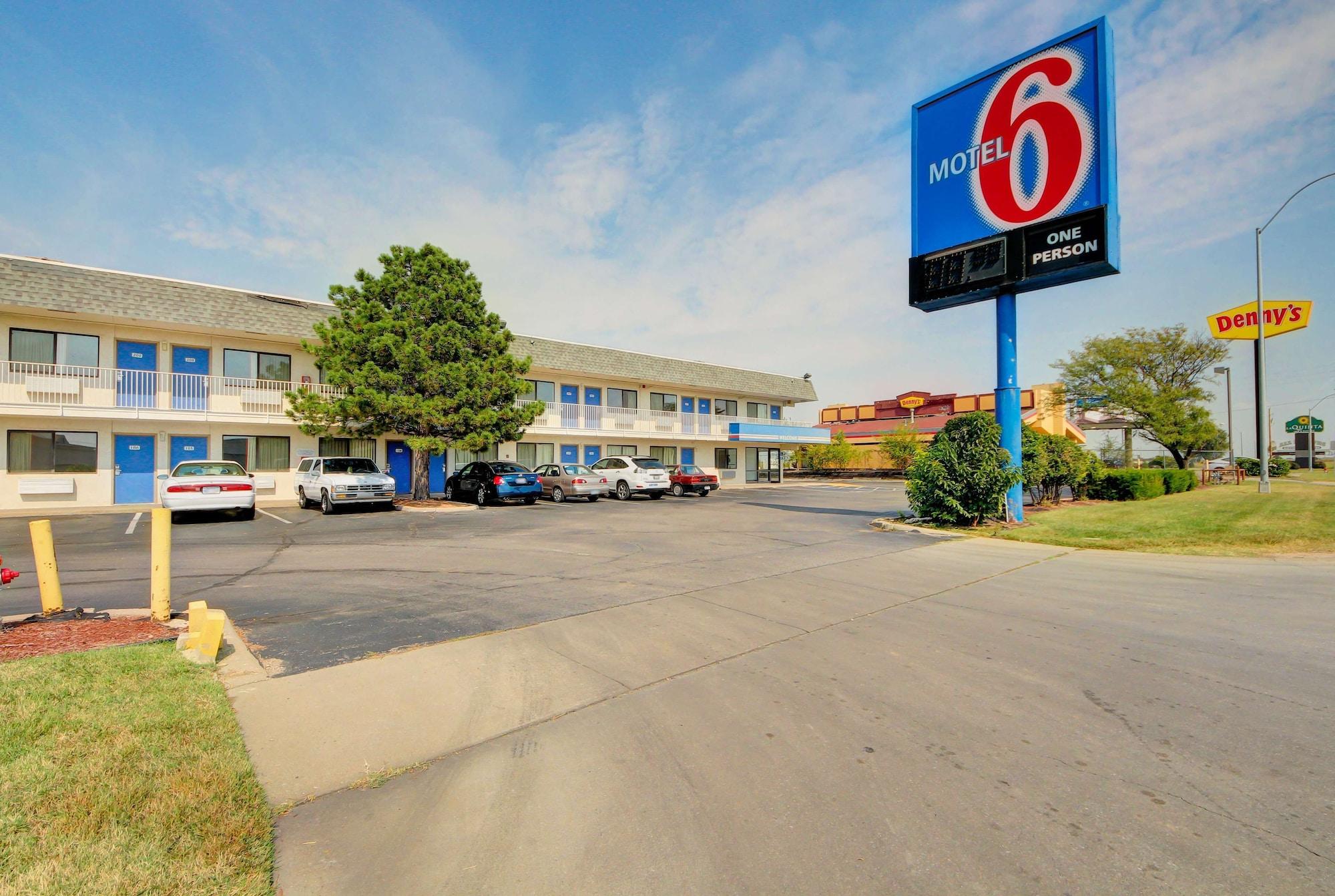 Varios Motel 6 Wichita, KS