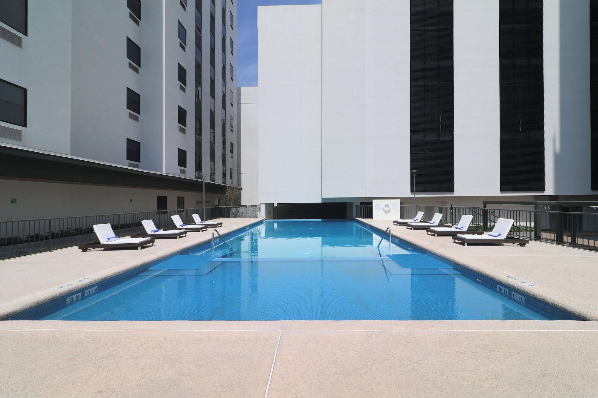 Vista Piscina Holiday Inn Hotel & Suites Monterrey Apodaca Zona Airport by IHG