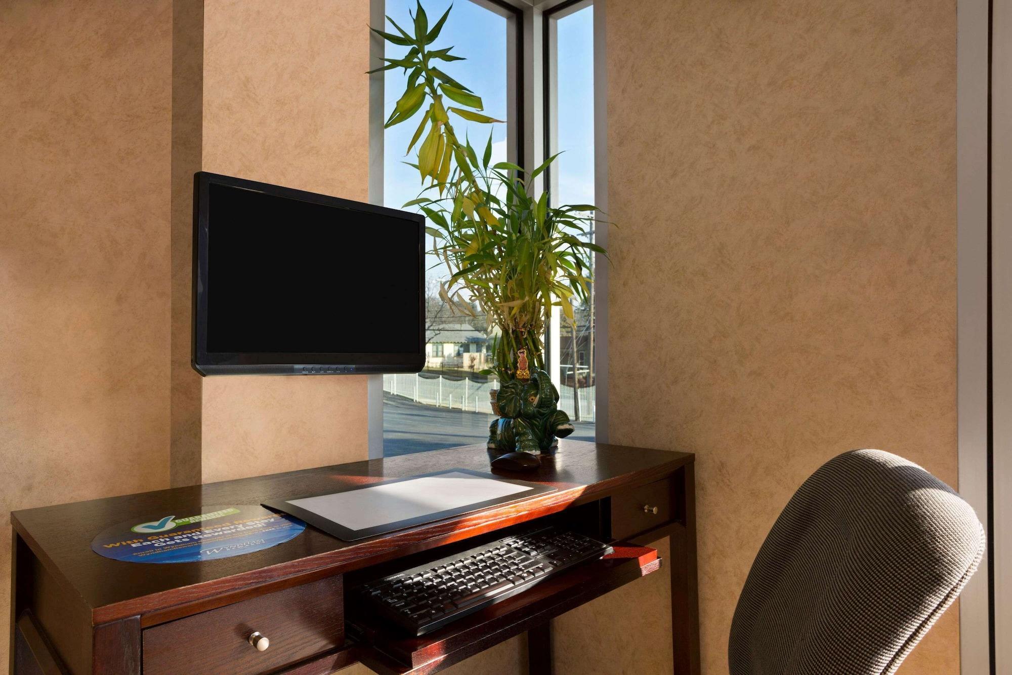 Vista Lobby Super 8 by Wyndham Austin Downtown/Capitol Area