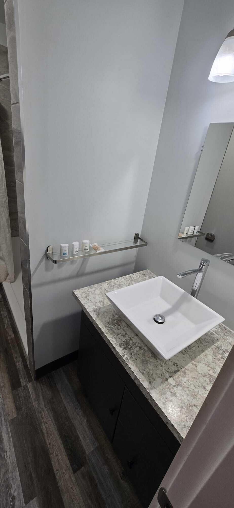 Equipamiento de Habitación Roblin Motor In