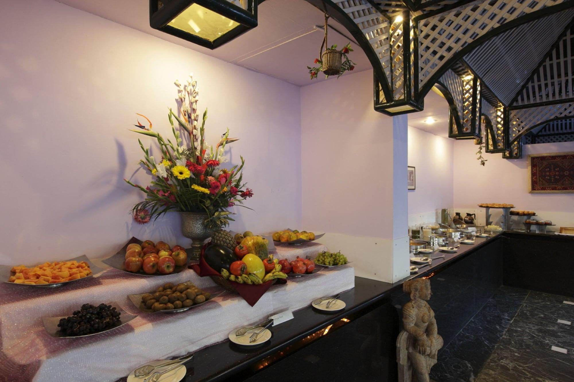 Restaurant Manuallaya The Resort Spa in the Himalayas