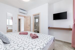 Alquiler Vacacional - Brand new 6 bedroom villa, only 1500m from the beach, village Valbandon