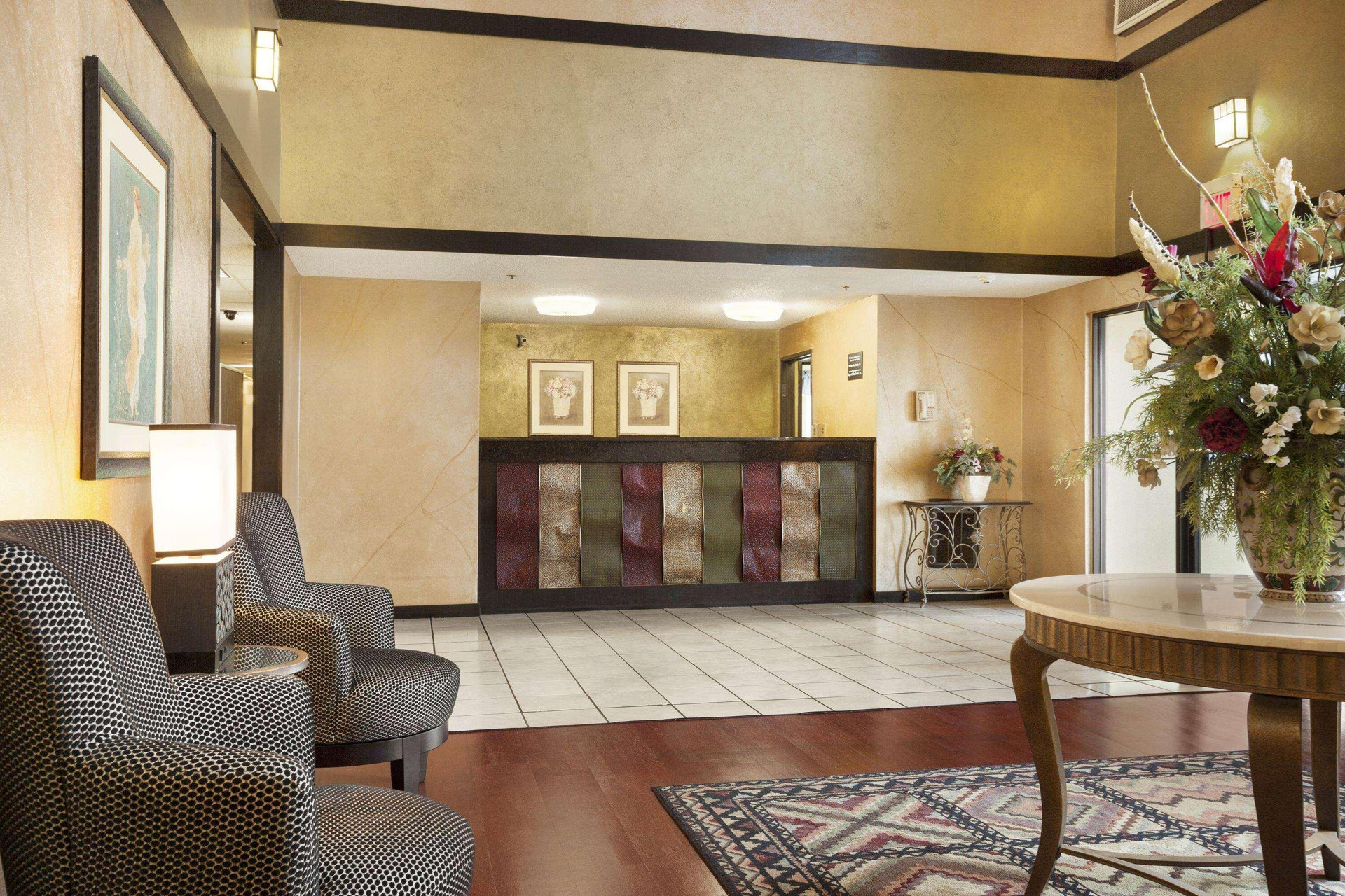 Vista Lobby Super 8 By Wyndham Milwaukee Airport