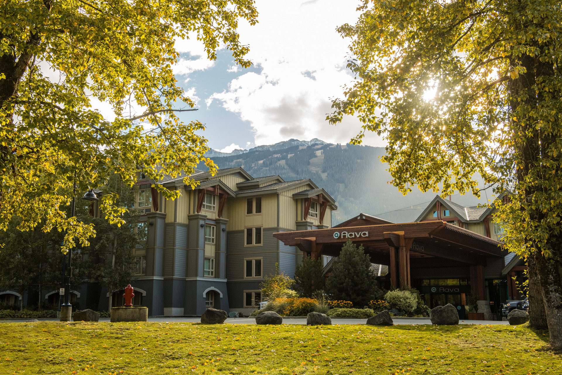 Vista Exterior Aava Whistler Hotel