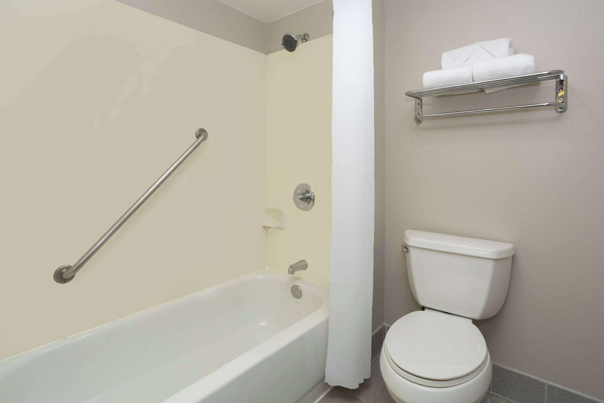 Equipamiento de Habitación Days Inn & Suites by Wyndham Denver International Airport