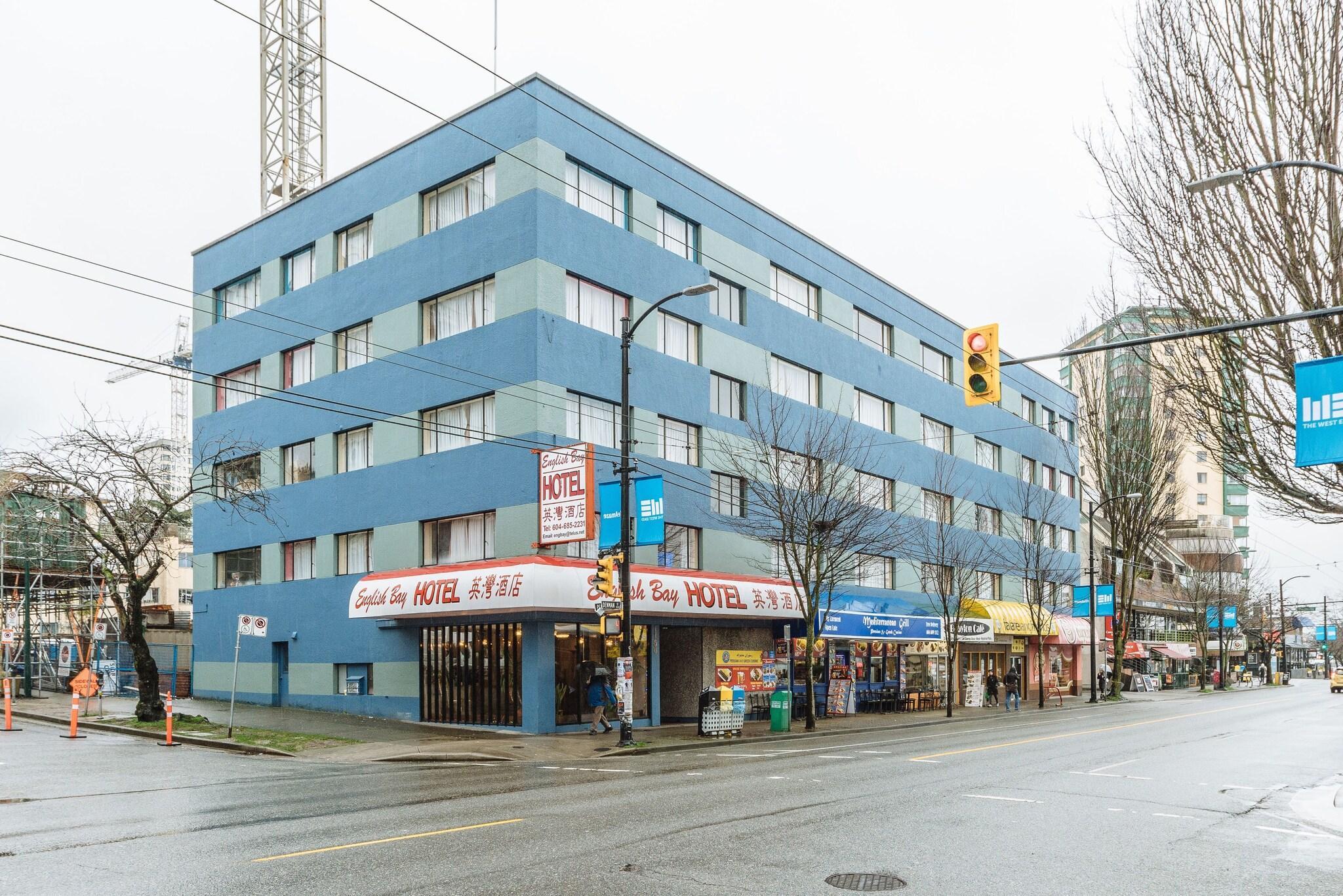 Varios English Bay Hotel
