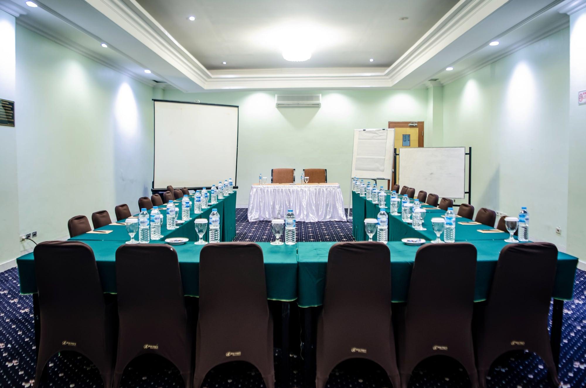 Sala de Reuniones Mega Anggrek Hotel & Convention