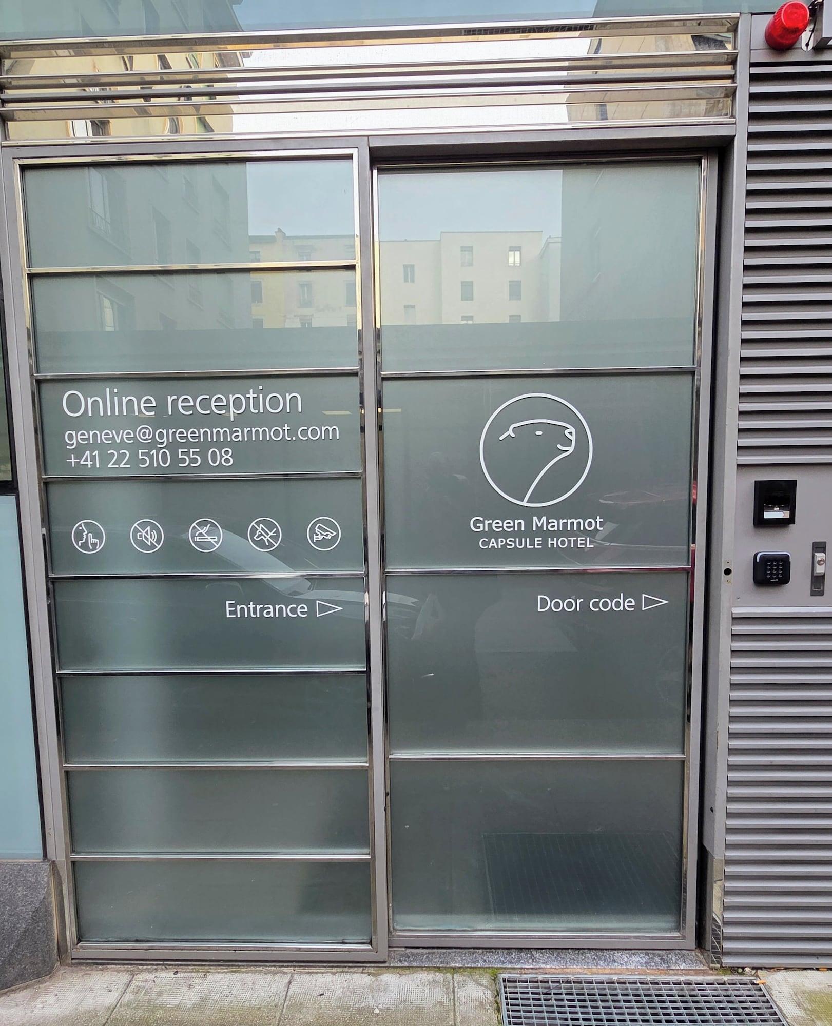 Vista Exterior Green Marmot Capsule Hotel Geneva
