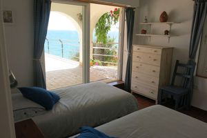 Alquiler Vacacional - An air-conditioned villa, set in a large garden, on the first line of the beach
