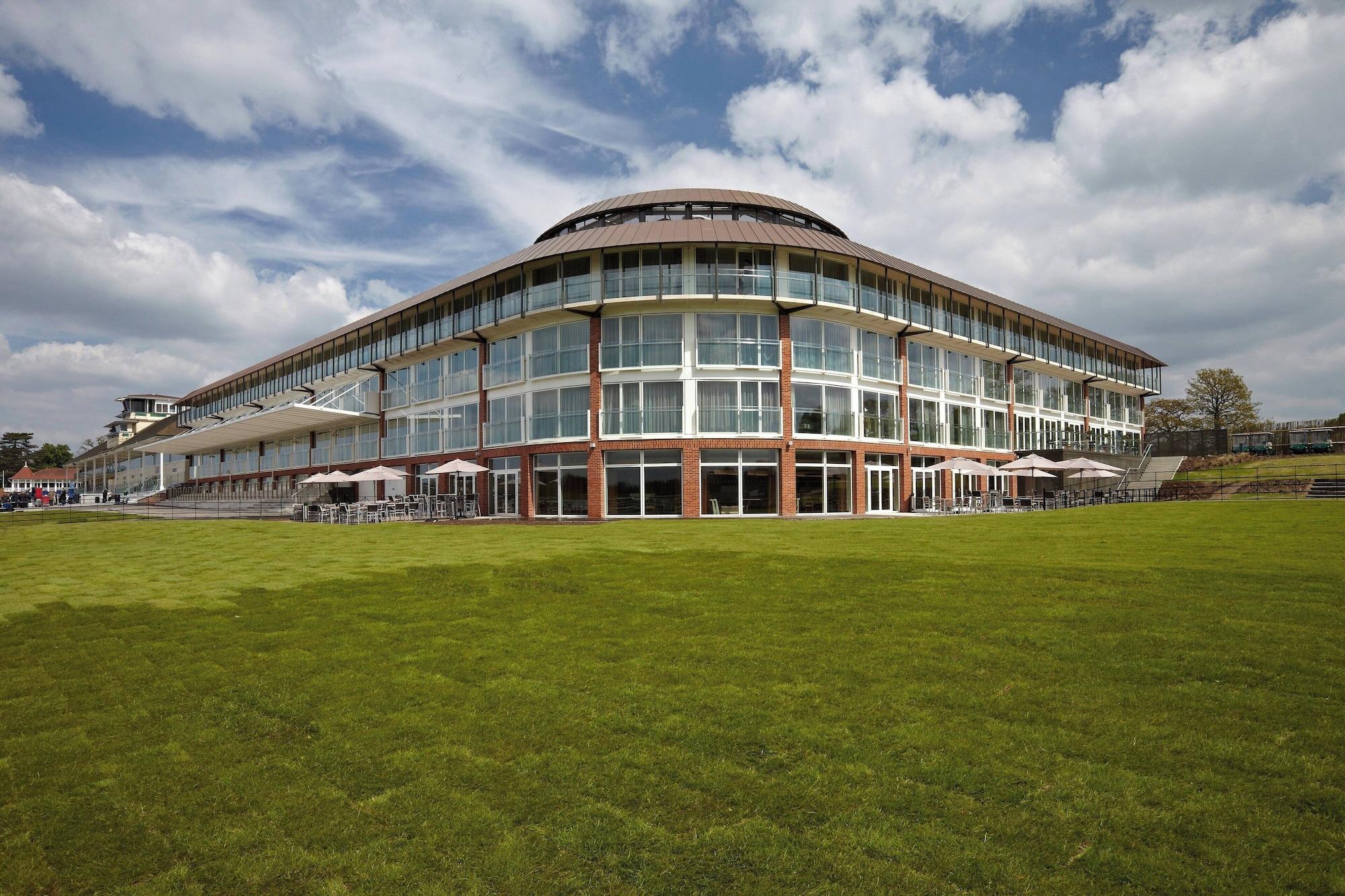Vista Exterior Lingfield Park Marriott Hotel & Country Club