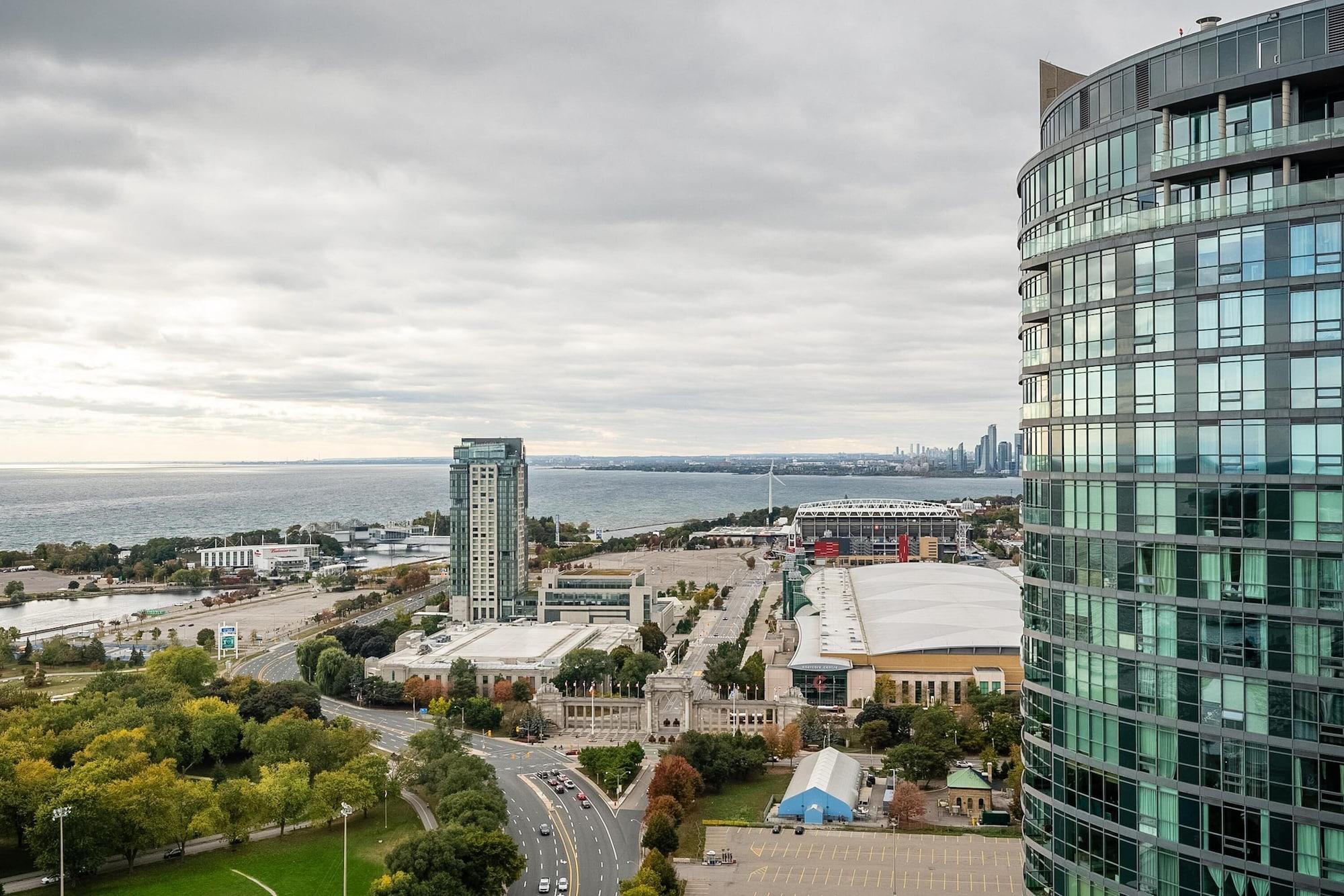 Varios Neptune Fort York Suites