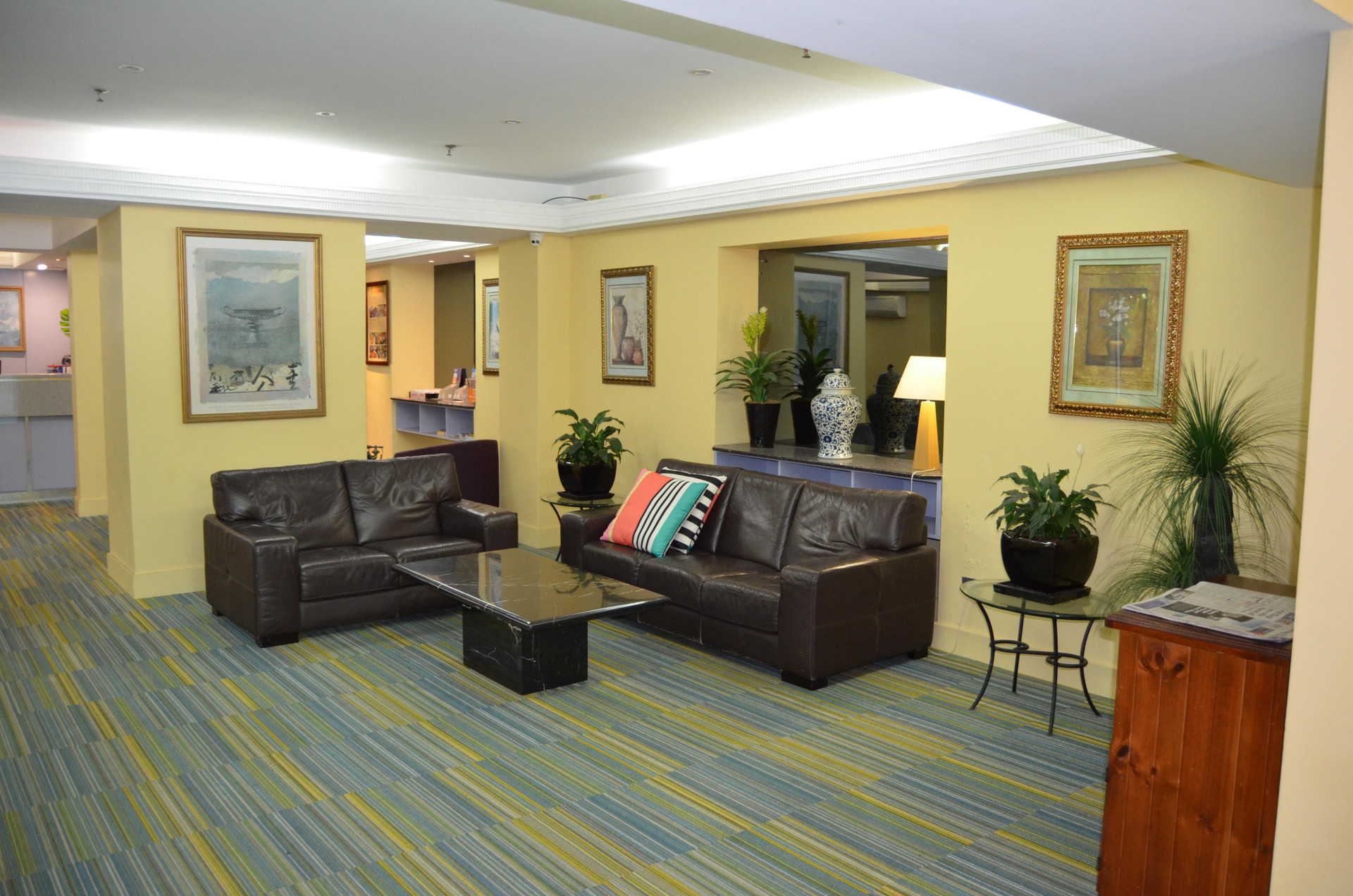 Vista Lobby Devere Hotel