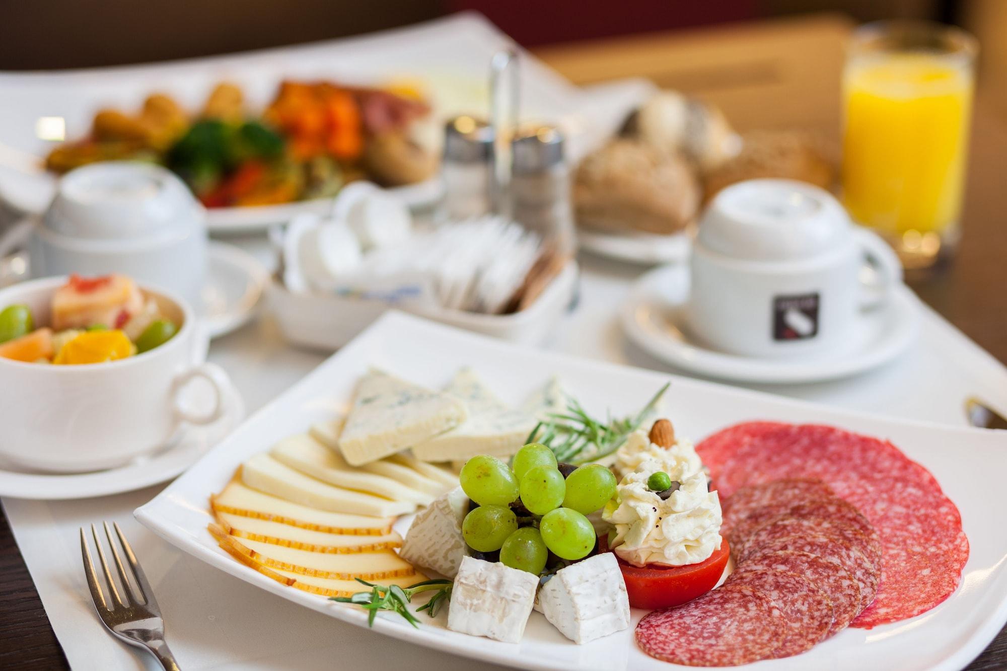 Restaurant Ramada by Wyndham Bucharest Parc