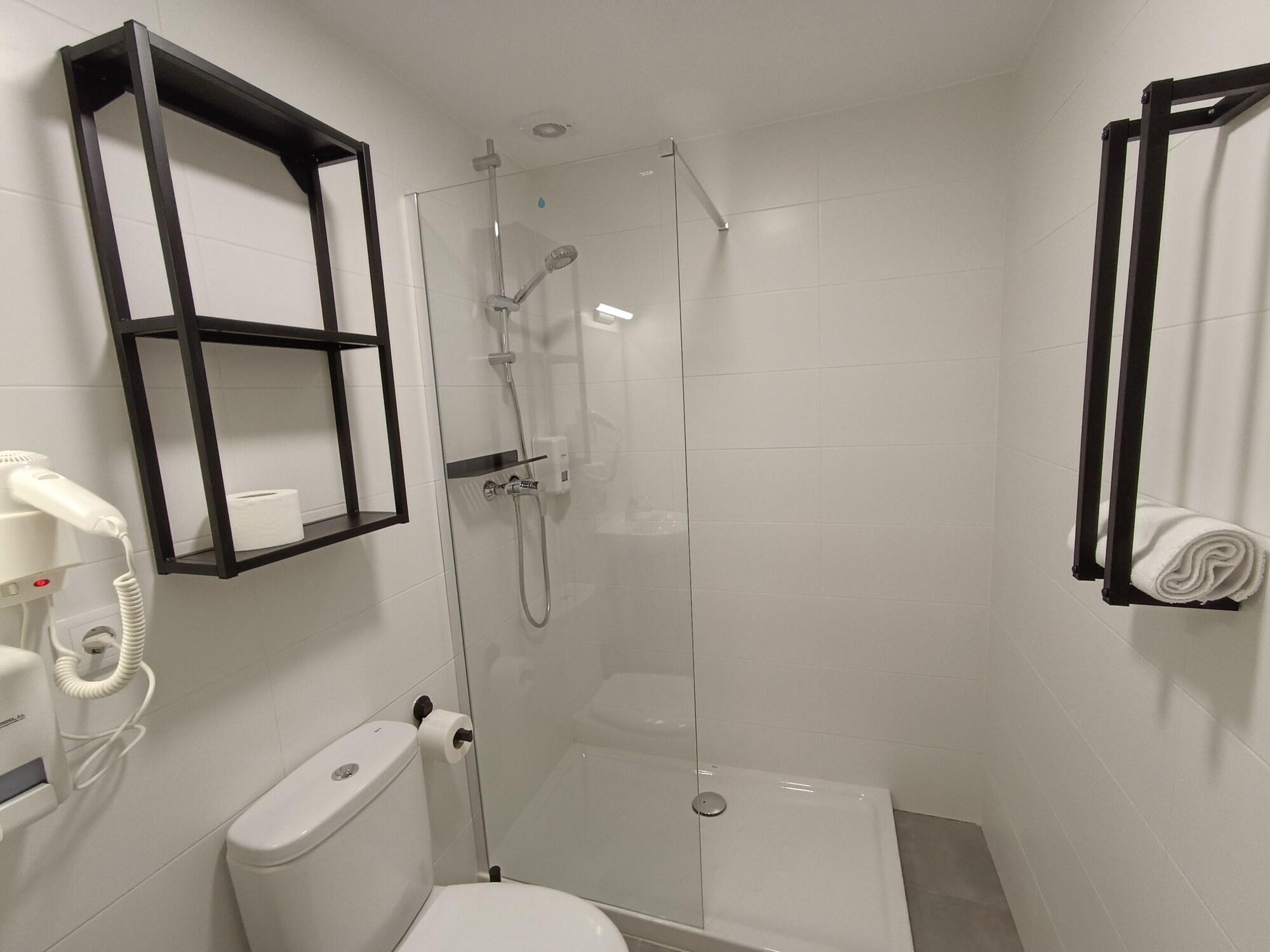 Equipamiento de Habitación Apartamentos Pontepedriña by Bossh