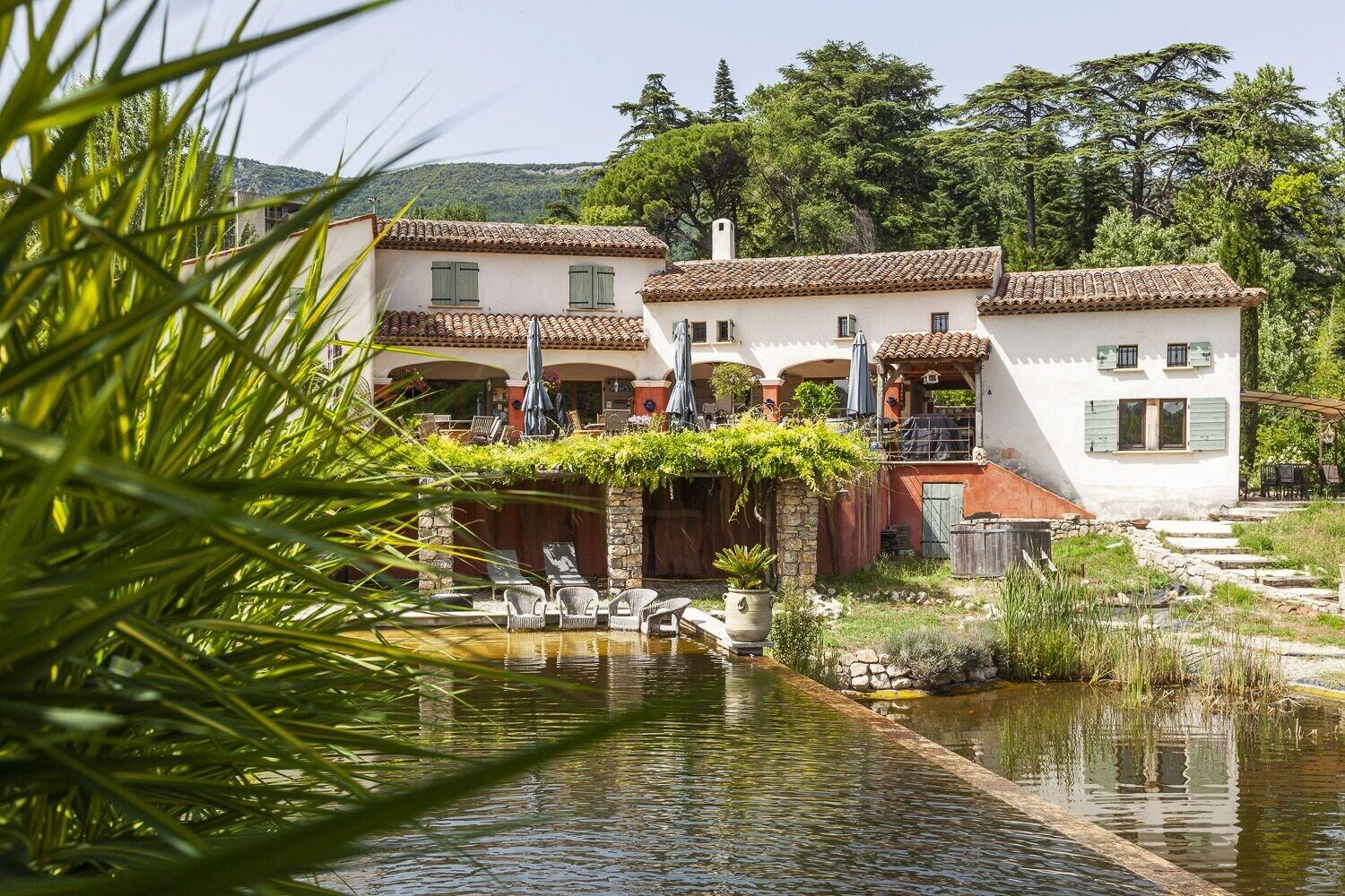 Vista Piscina Chambres d'Hôtes Mas La Jaïna