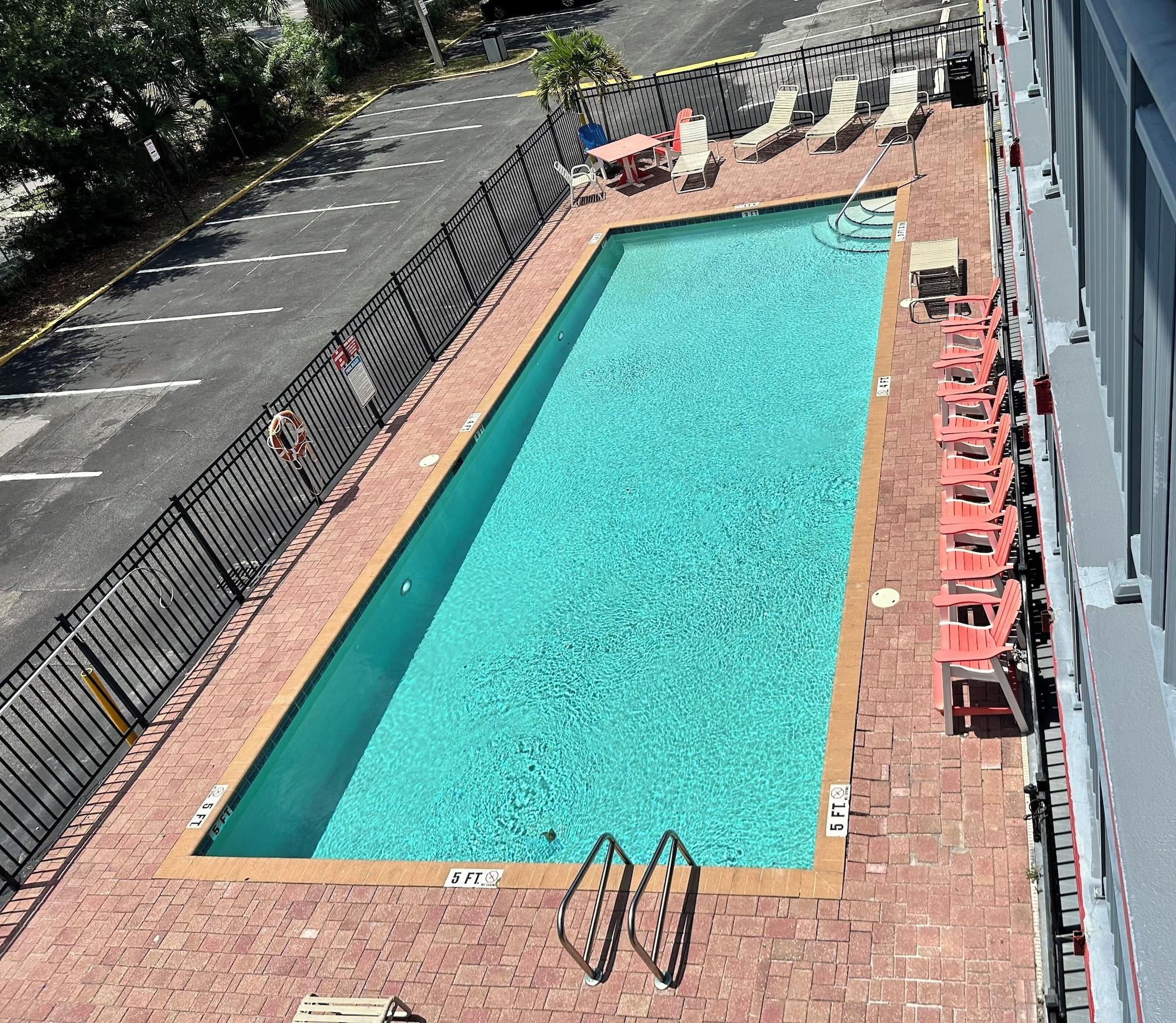 Vista Piscina Travelodge by Wyndham Orlando / Heart of International Drive