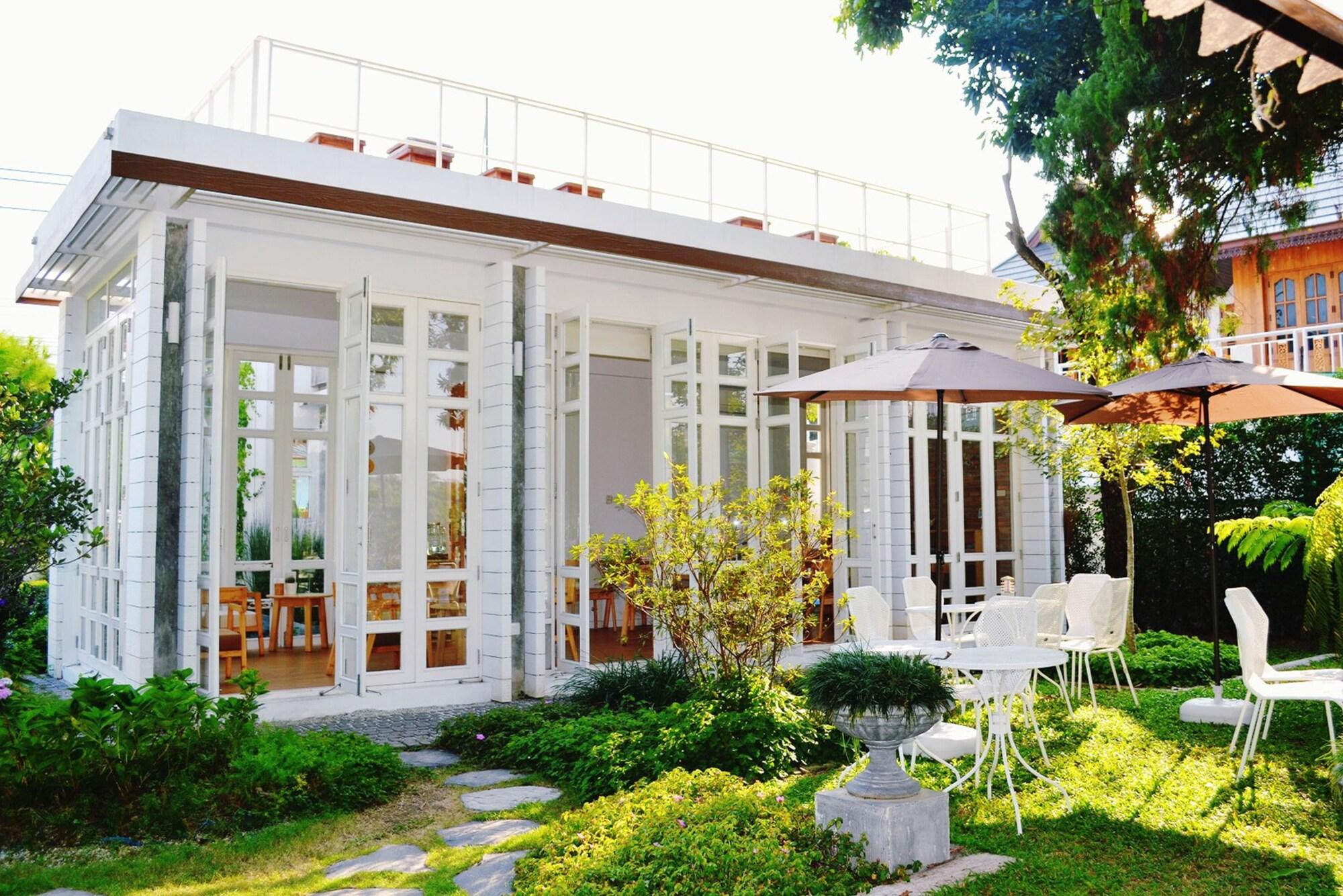 Varios Eat Sleep Cafe & Bed