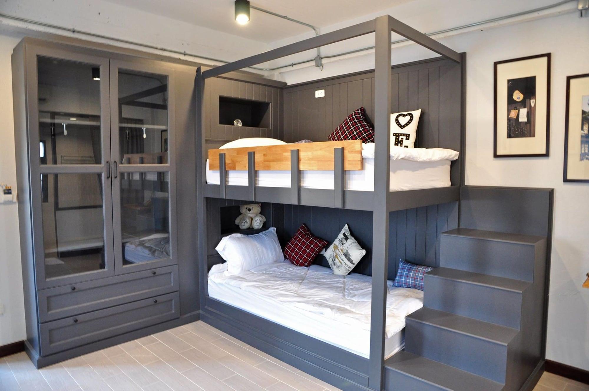 Habitación C Room at Airport by Choktawee