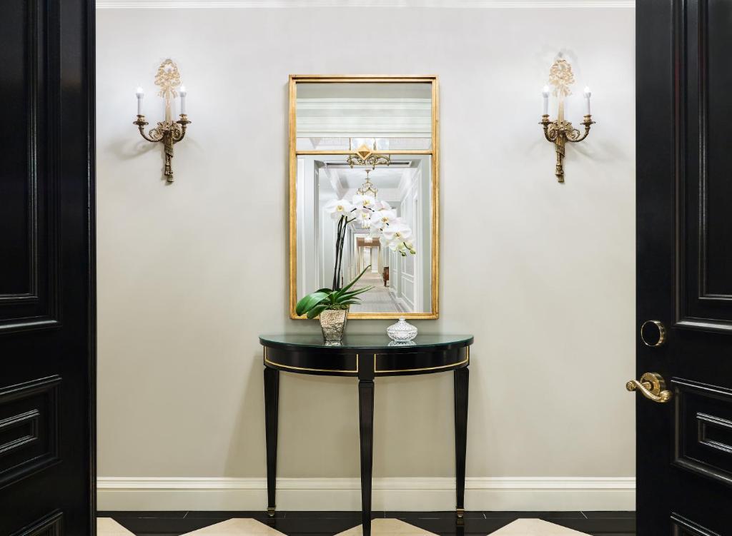 Vista Lobby 5th & 55th Residence Club