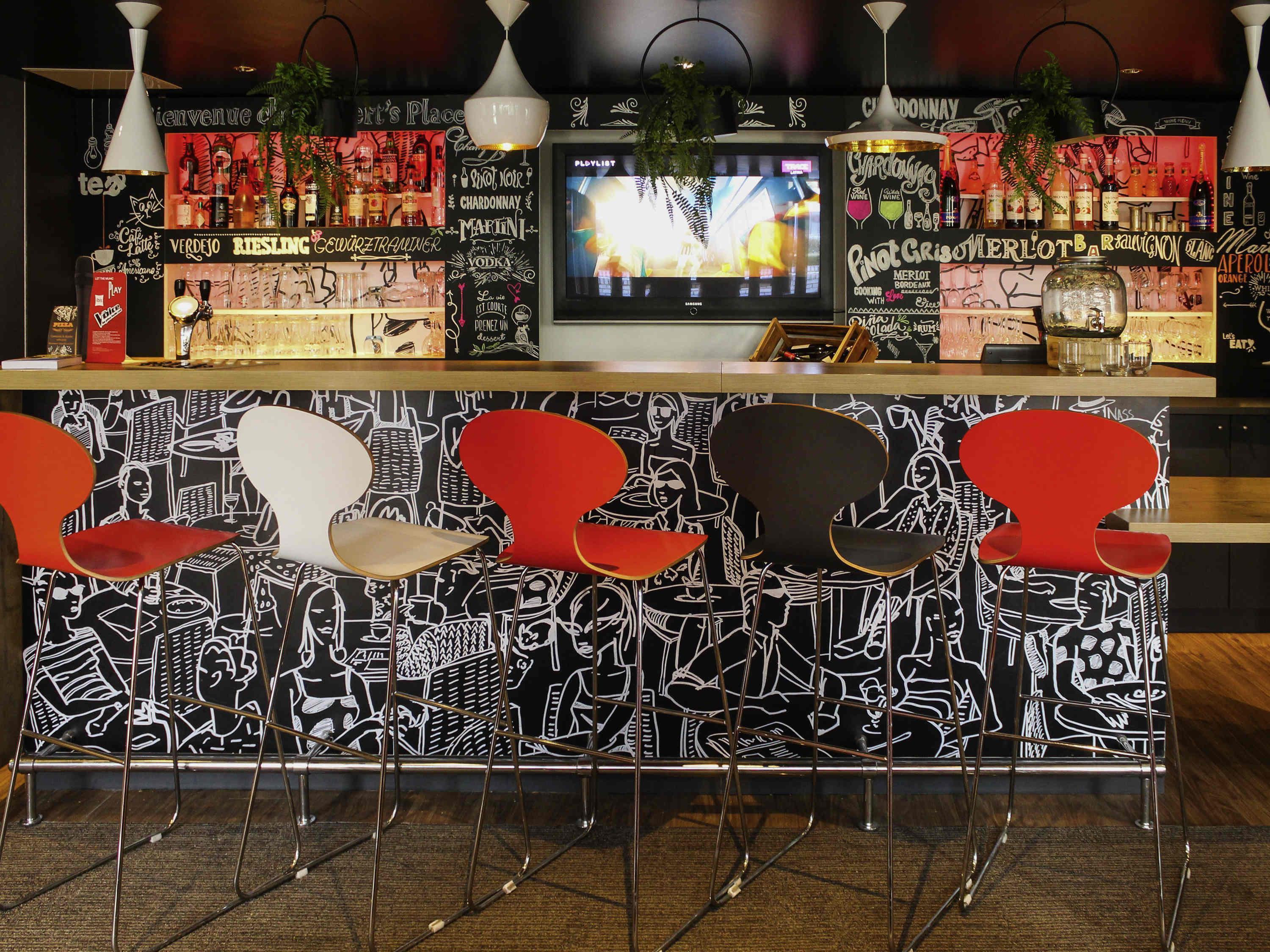 Bar/Salón ibis Paris Gennevilliers