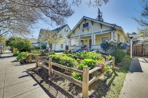 Alquiler Vacacional - 6 Blocks to Sjsu: Cozy Bungalow w/ Deck & Koi Pond