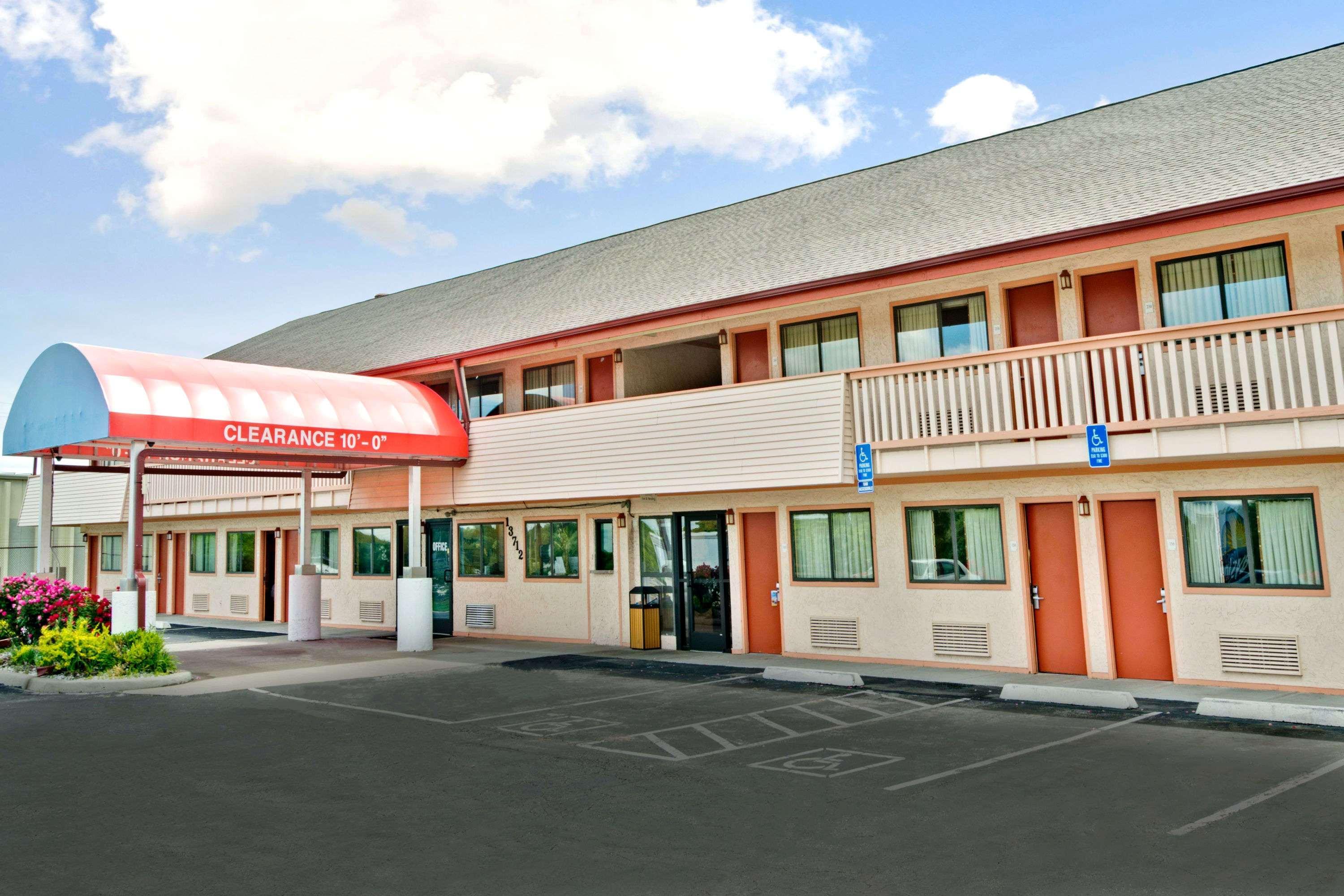 Vista Exterior Days Inn by Wyndham Independence