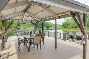 Alquiler Vacacional - 2-story Dock & Deck at Huge Family Home in Doyle!