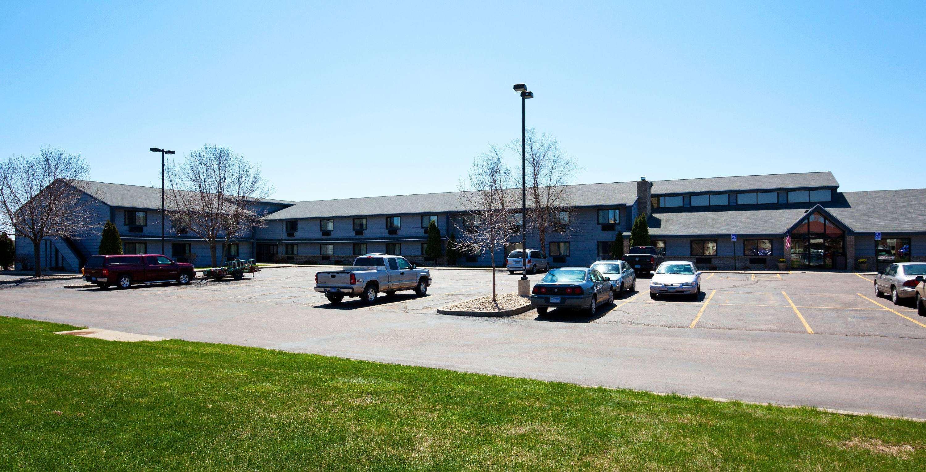 Vista Exterior AmericInn by Wyndham Sioux Falls