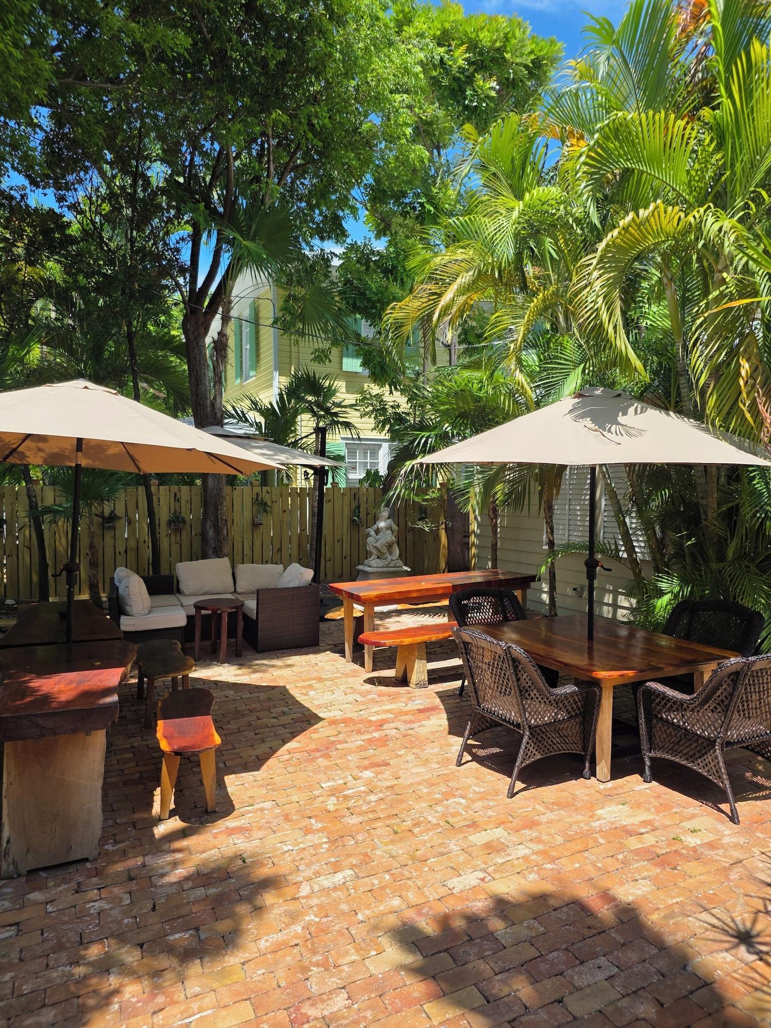 Vista Exterior Authors of Key West Guest House