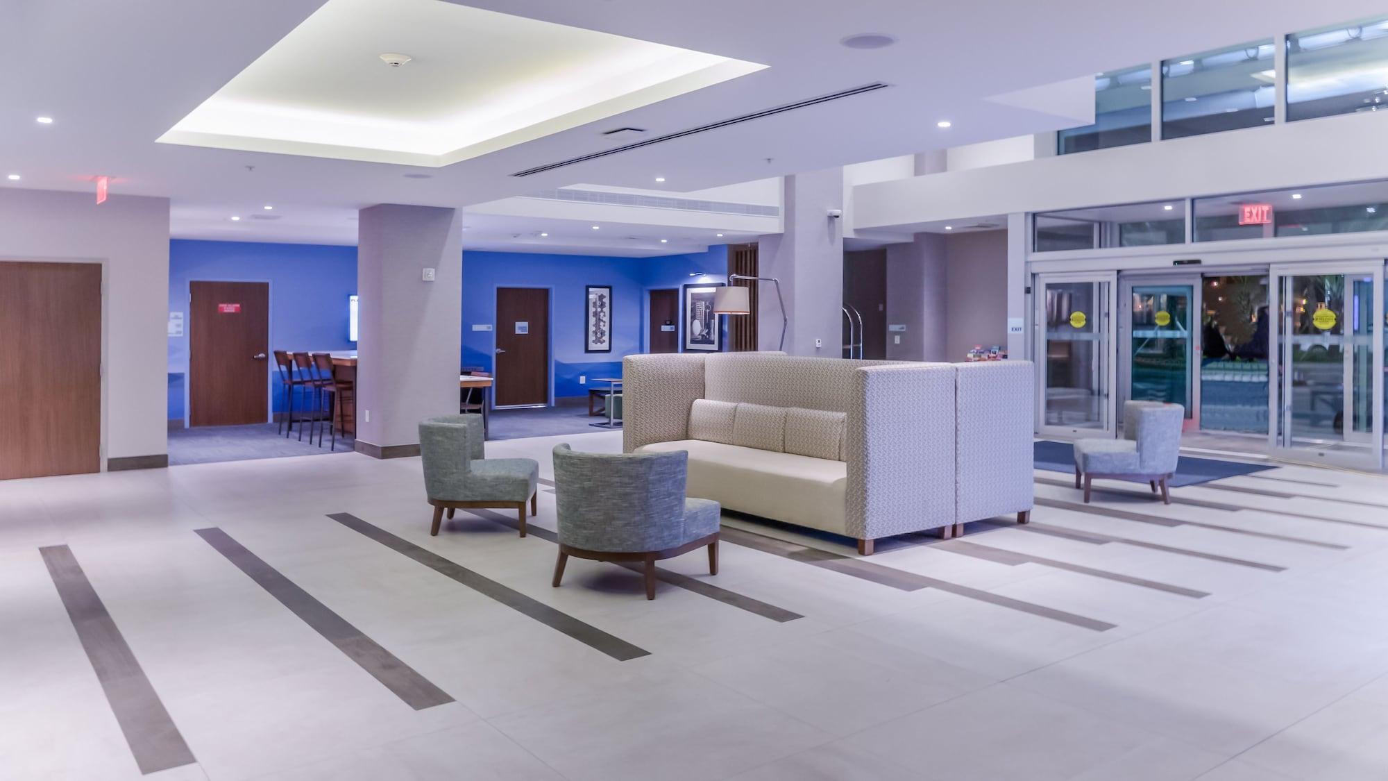 Vista Lobby Holiday Inn Express & Suites Miami Airport East by IHG