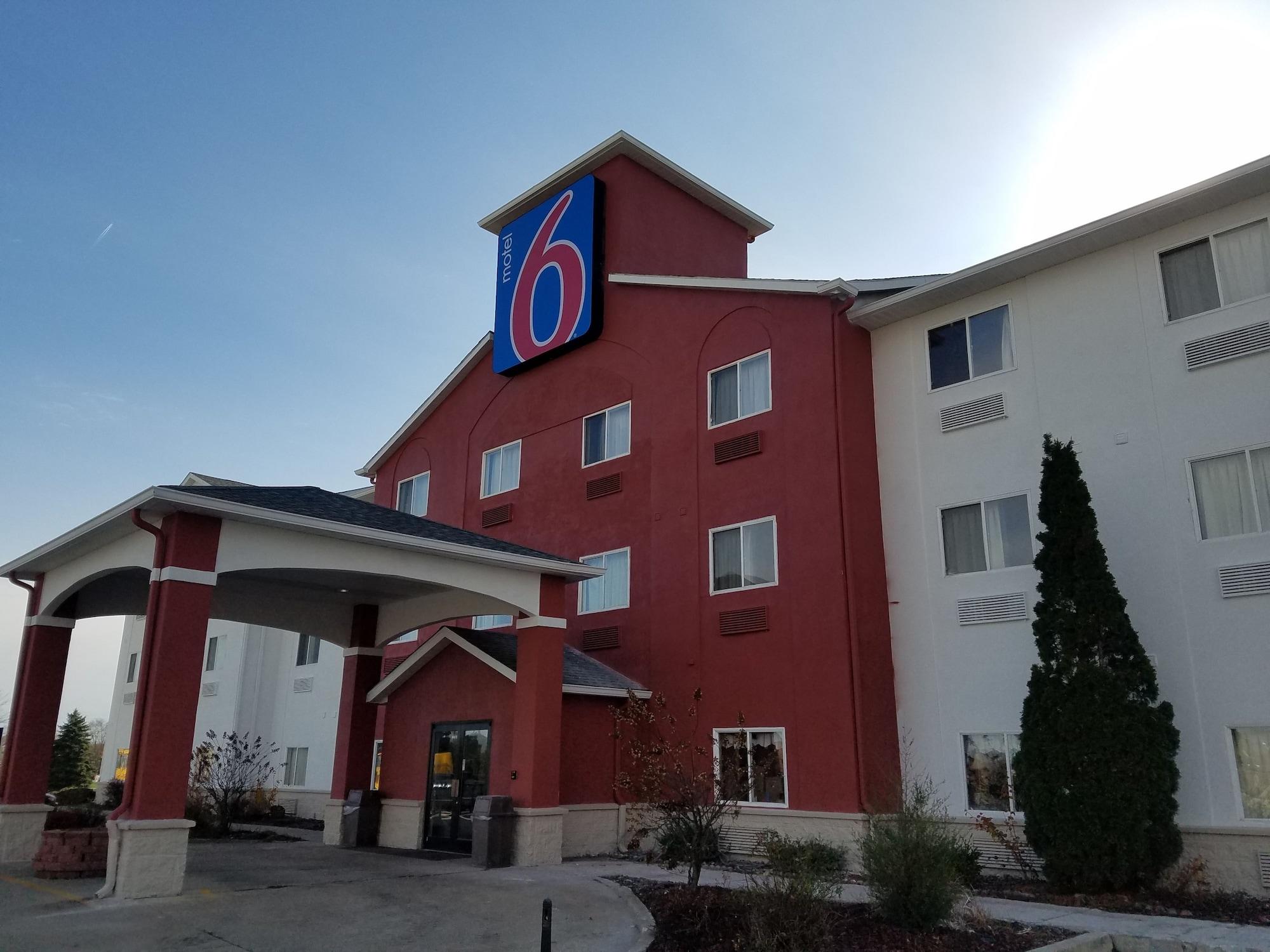 Vista Exterior Motel 6 Indianapolis, IN - Southport