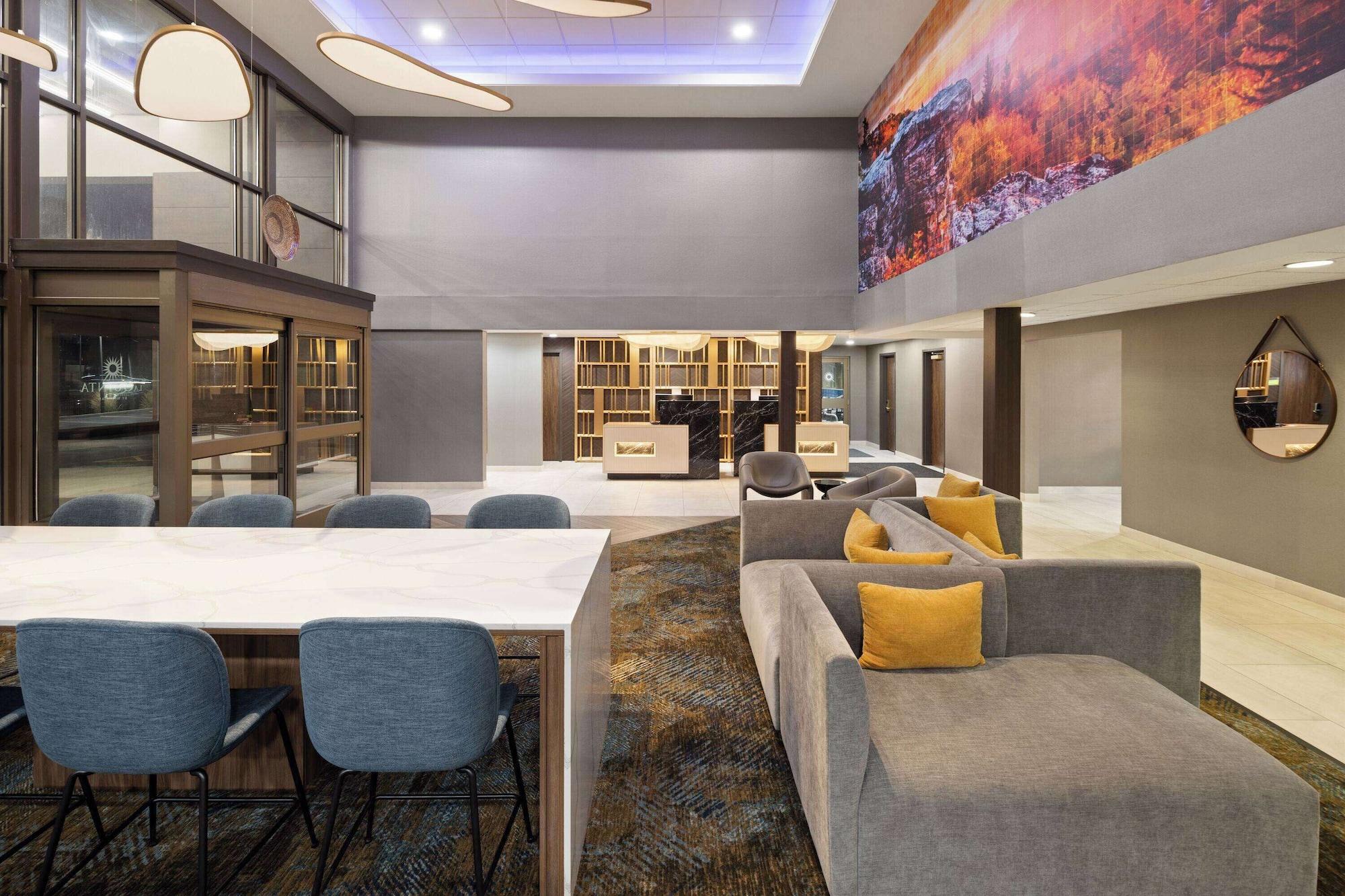 Vista Lobby La Quinta Inn & Suites by Wyndham Yakima Downtown