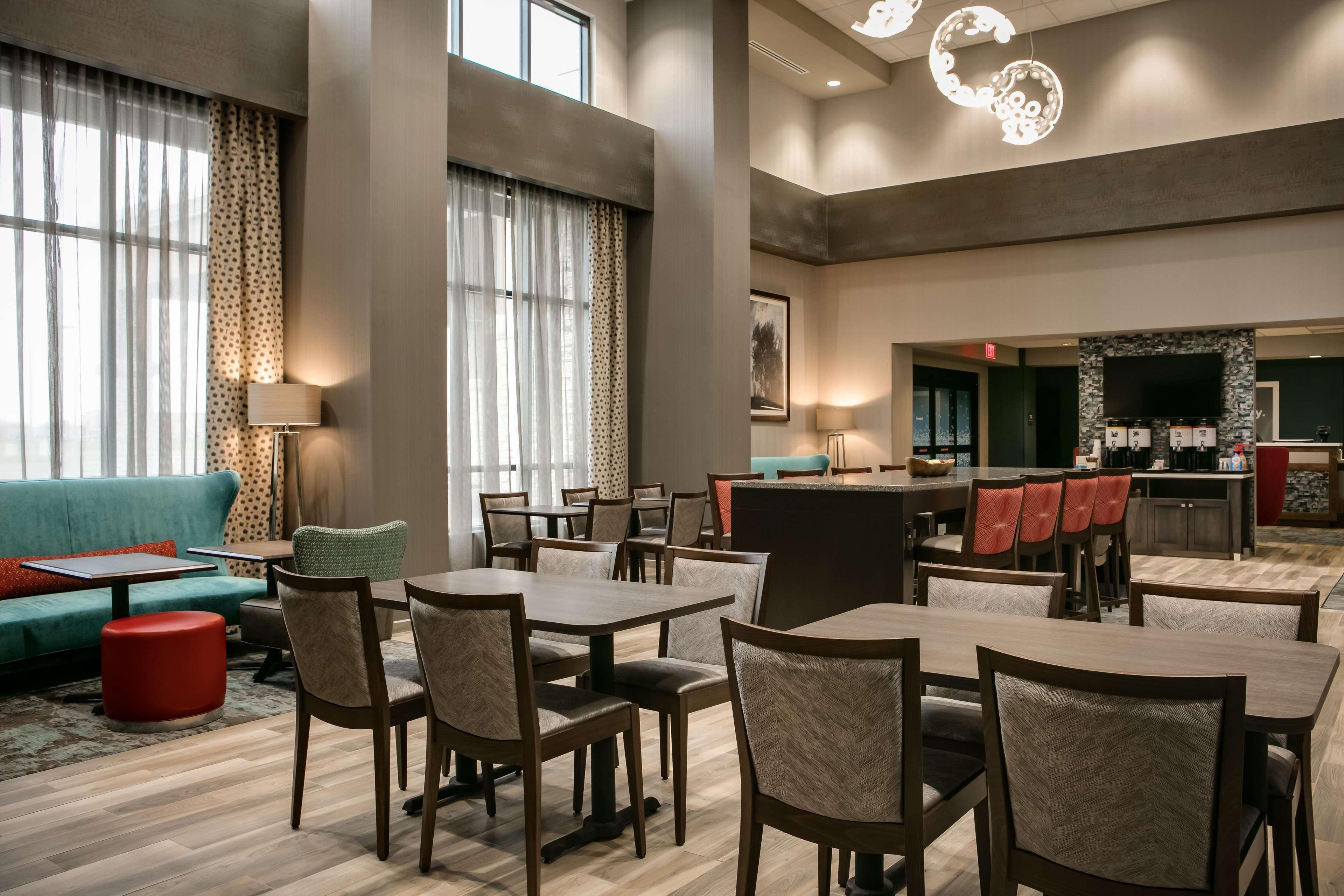 Vista Lobby Hampton Inn Wichita Northwest