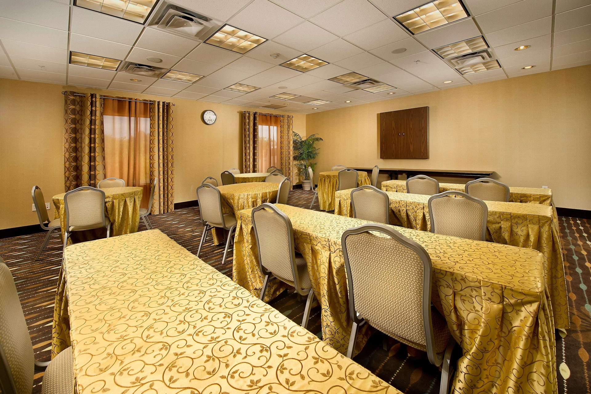 Centro de Negocios Hampton Inn Pampa