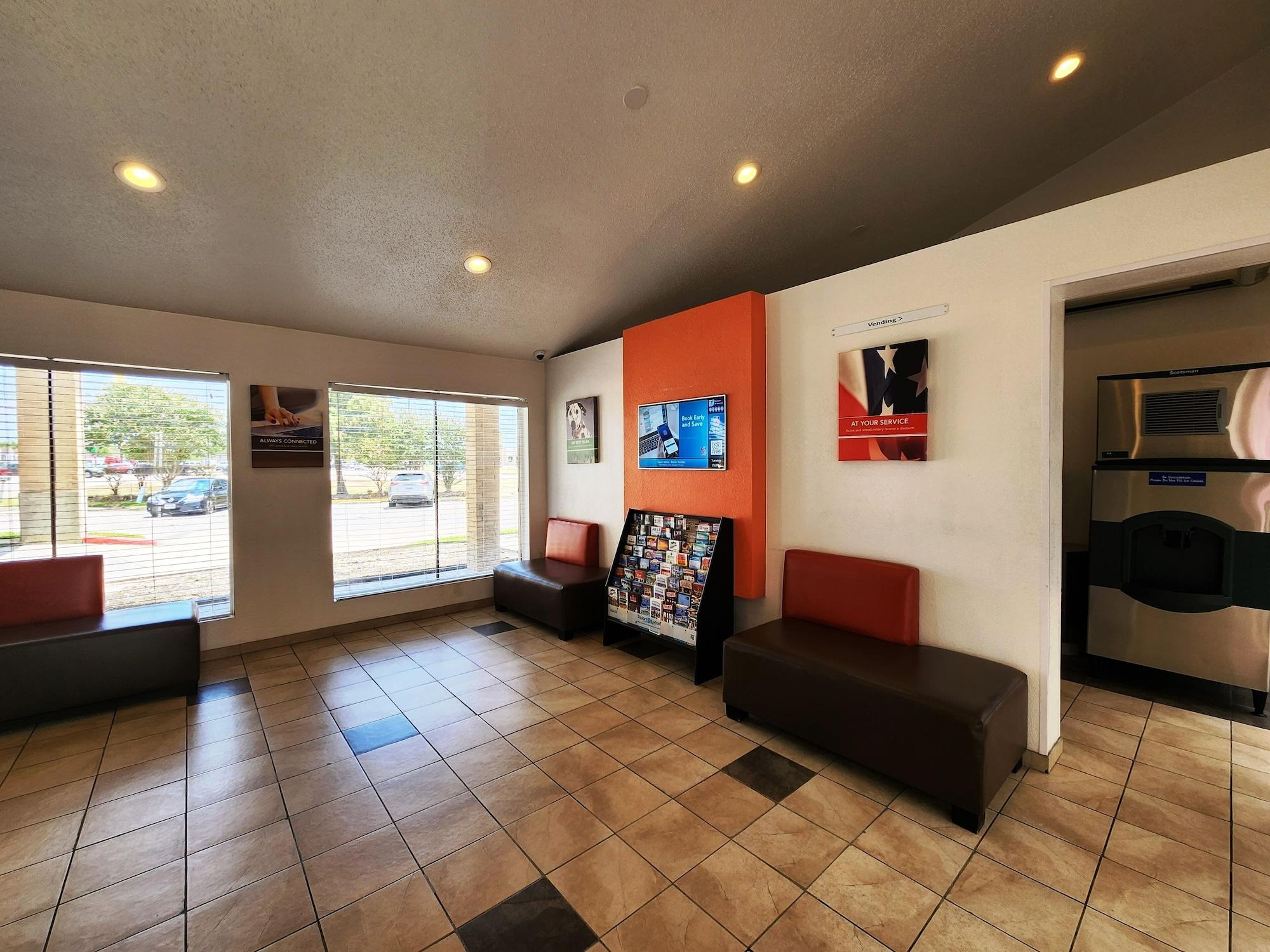 Vista Lobby Motel 6 Baytown, TX - Baytown East