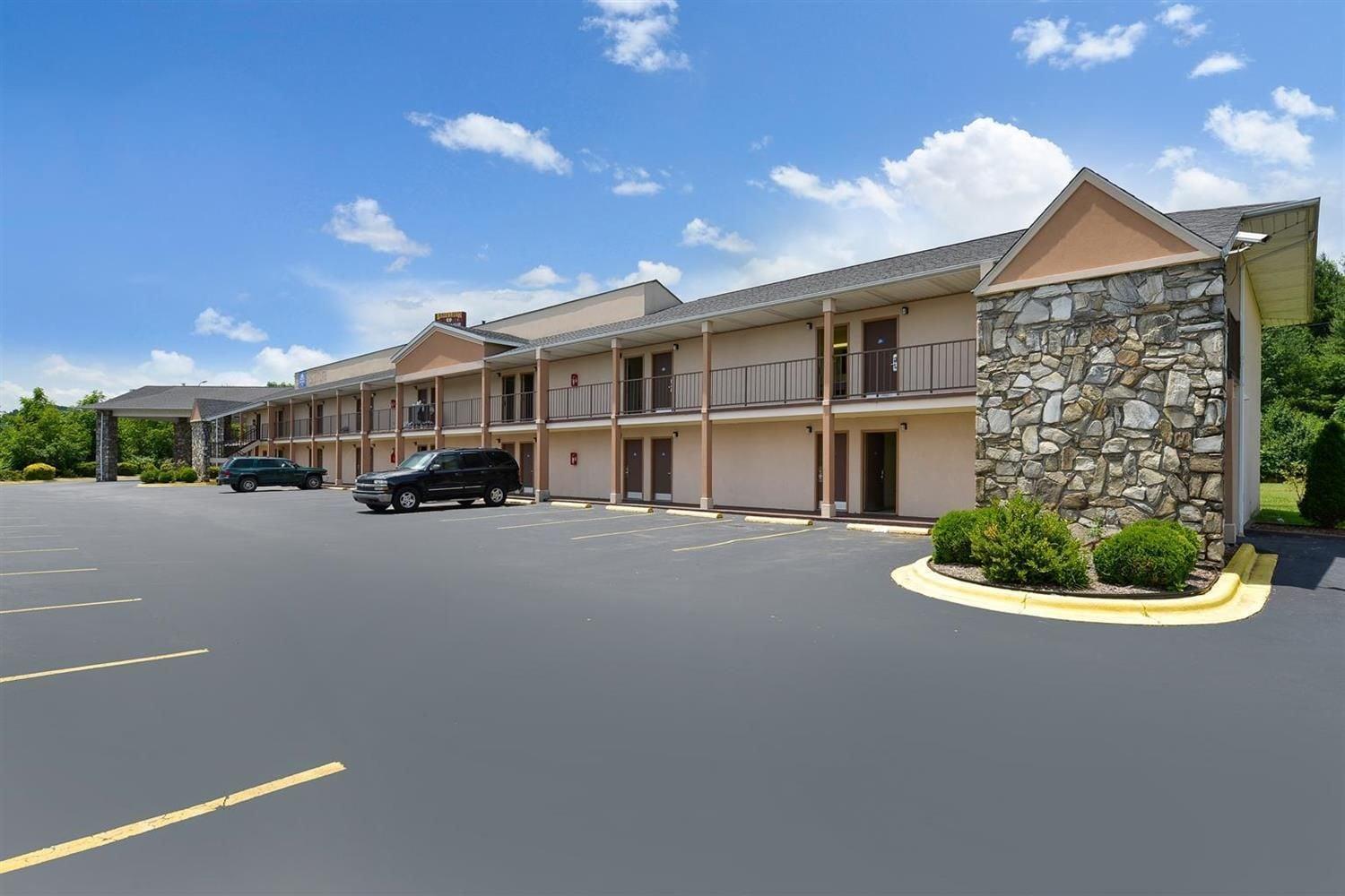 Vista Exterior Americas Best Value Inn Canton, NC