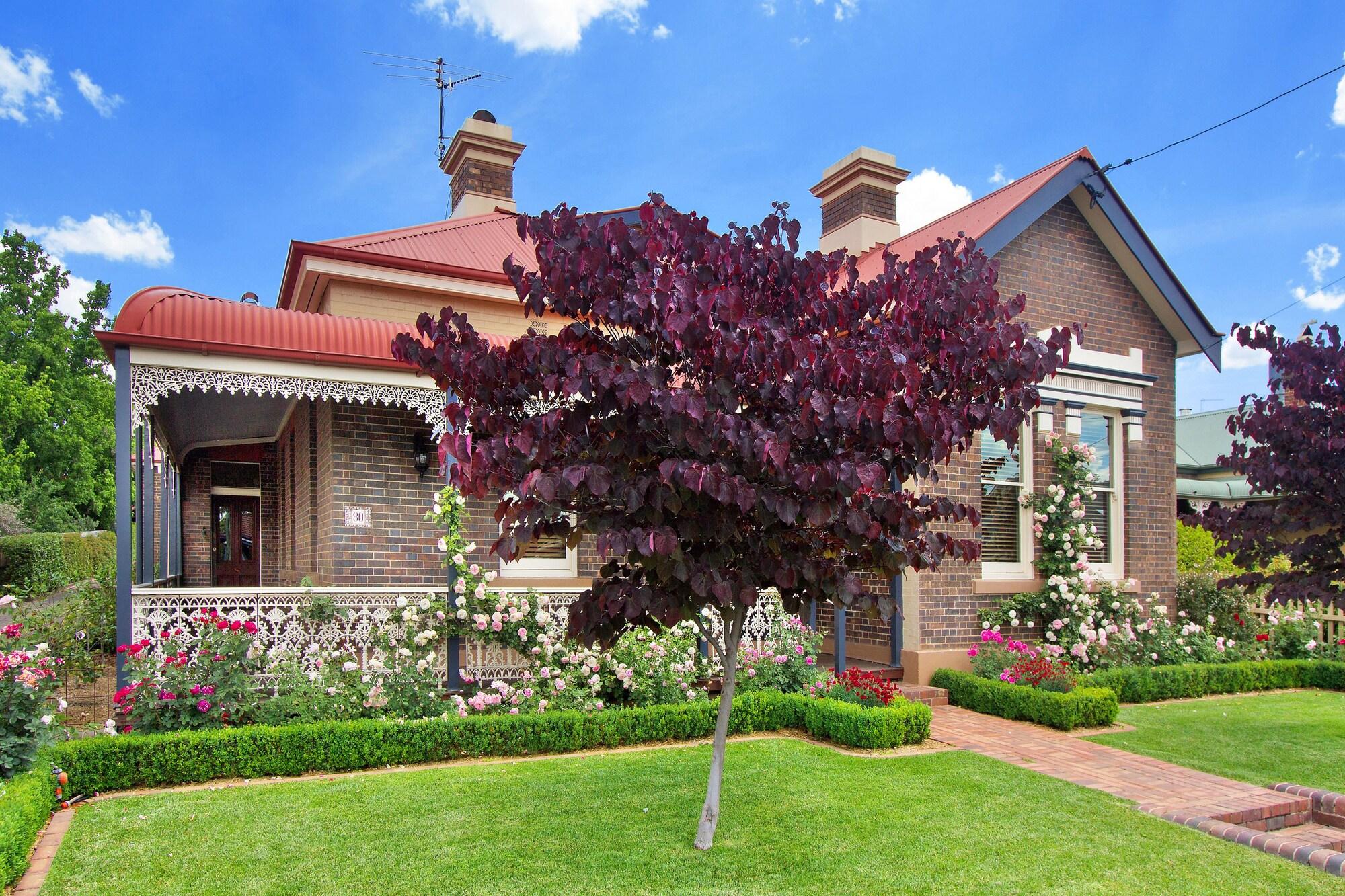 Varios Loloma House