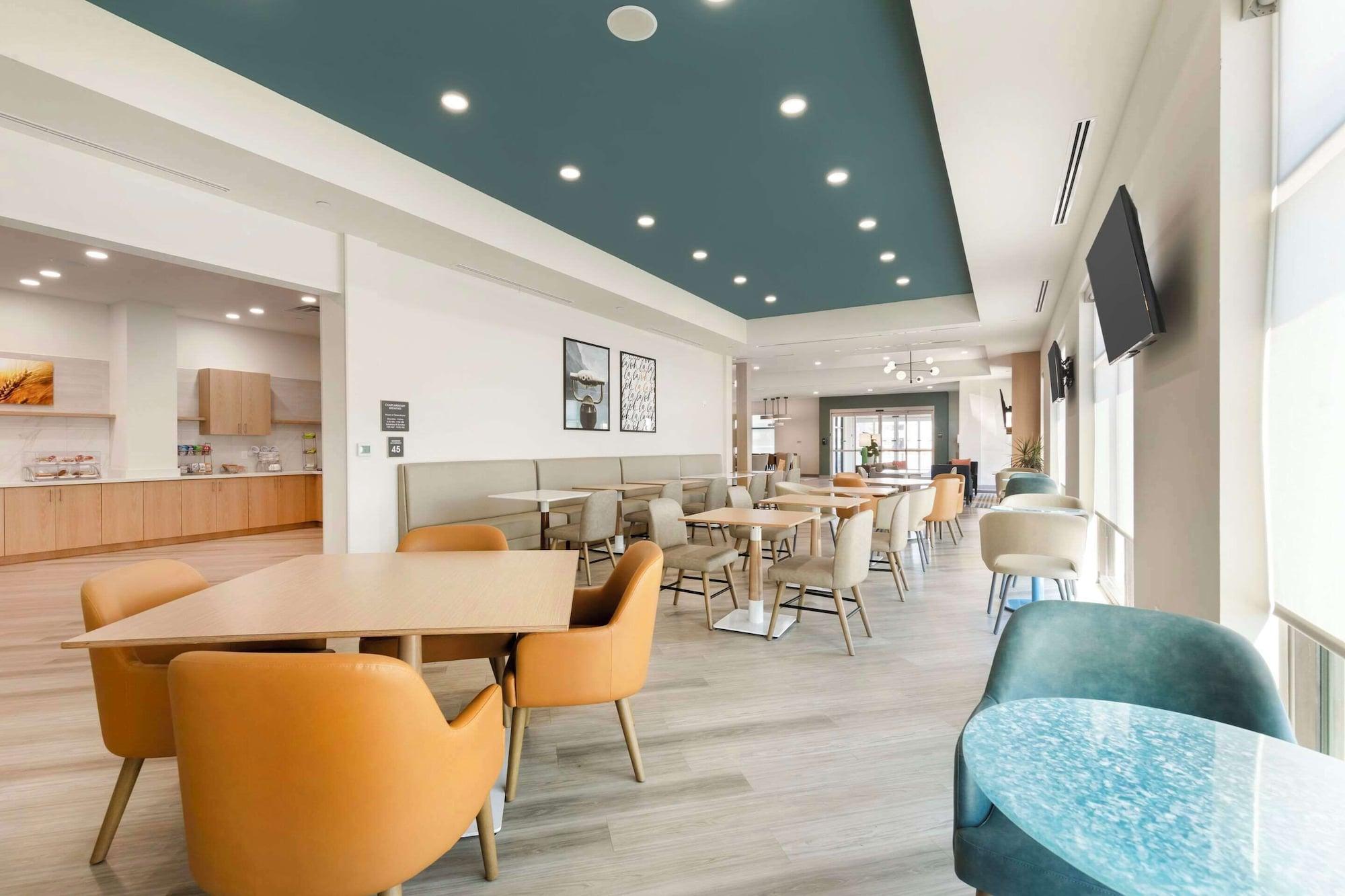 Restaurant Comfort Suites Titusville near Kennedy Space Center