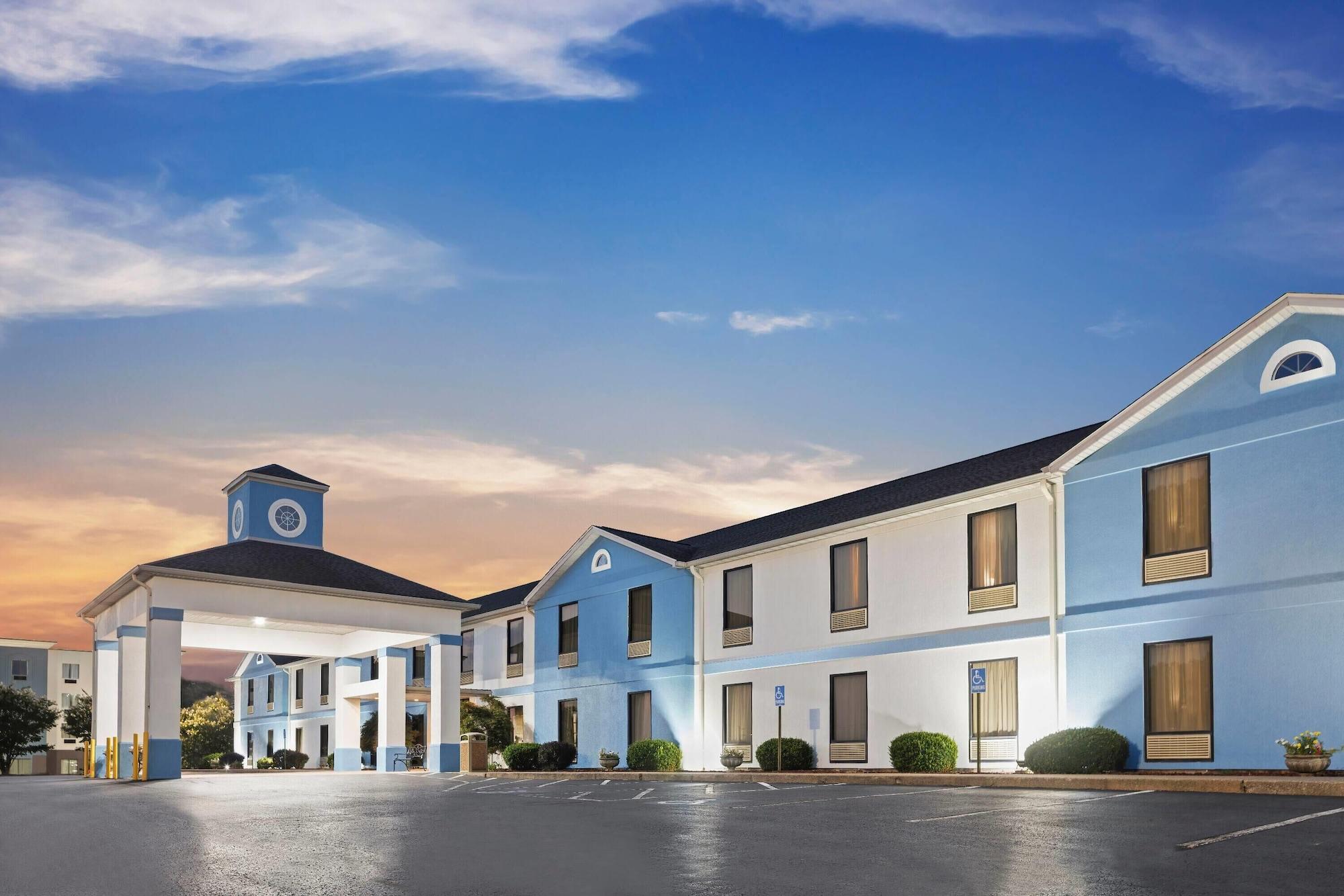 Vista Exterior Baymont by Wyndham Madisonville