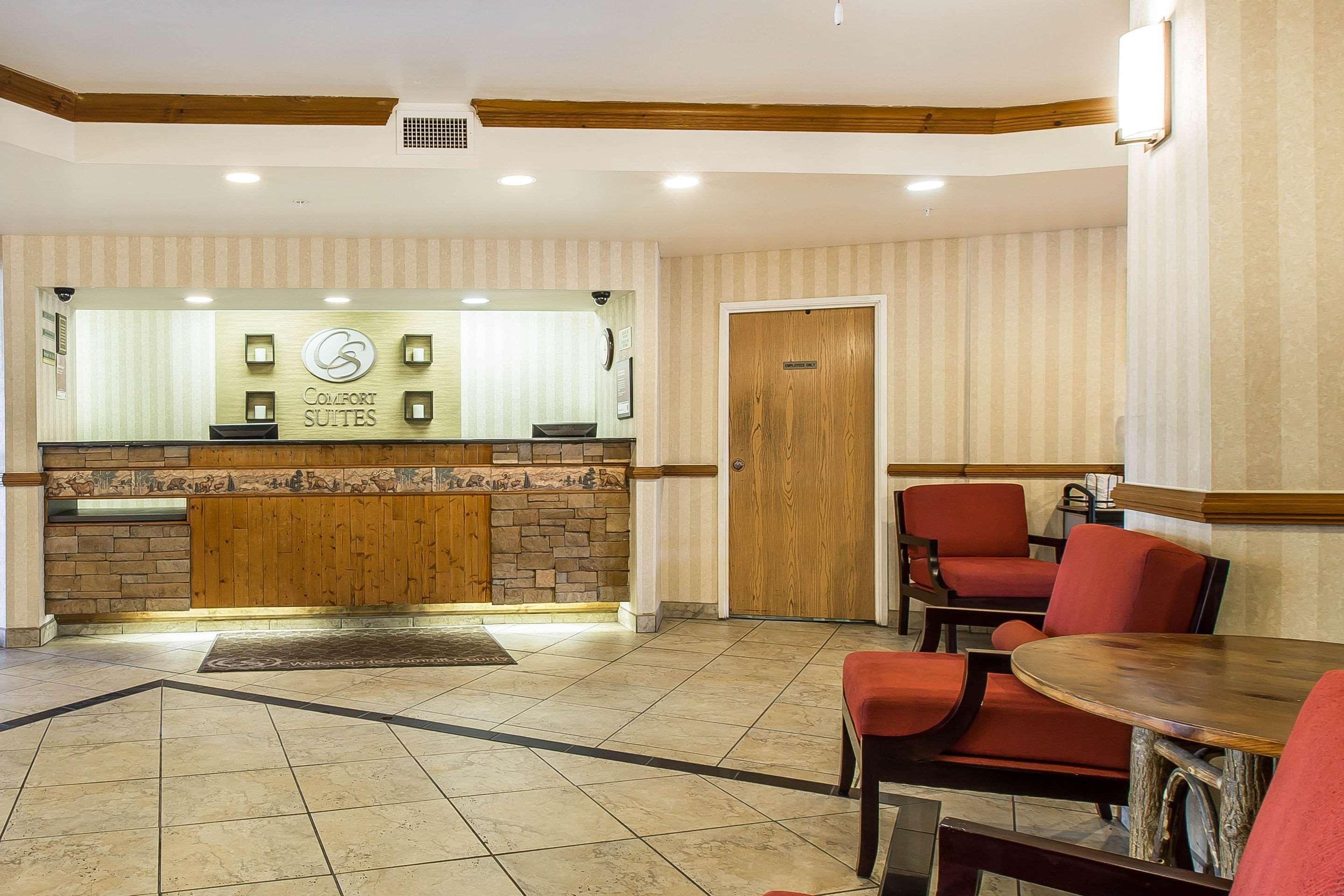 Vista Lobby Comfort Suites Summit County