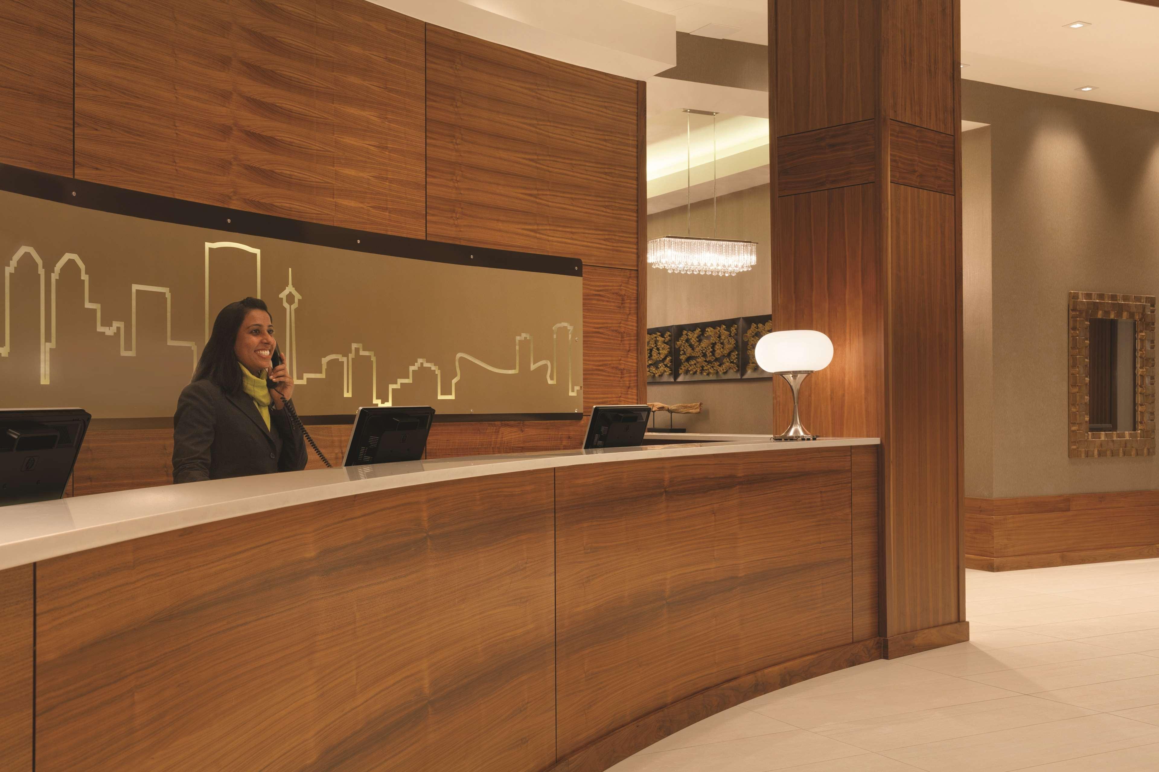 Vista Lobby Radisson Hotel & Conference Centre Calgary Airport