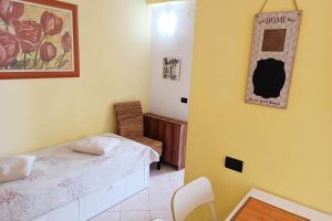 Alojamiento - Raffaello Beach Apartment Savona, 50 meters from the sea, WIFI, AC, equipped kitchen
