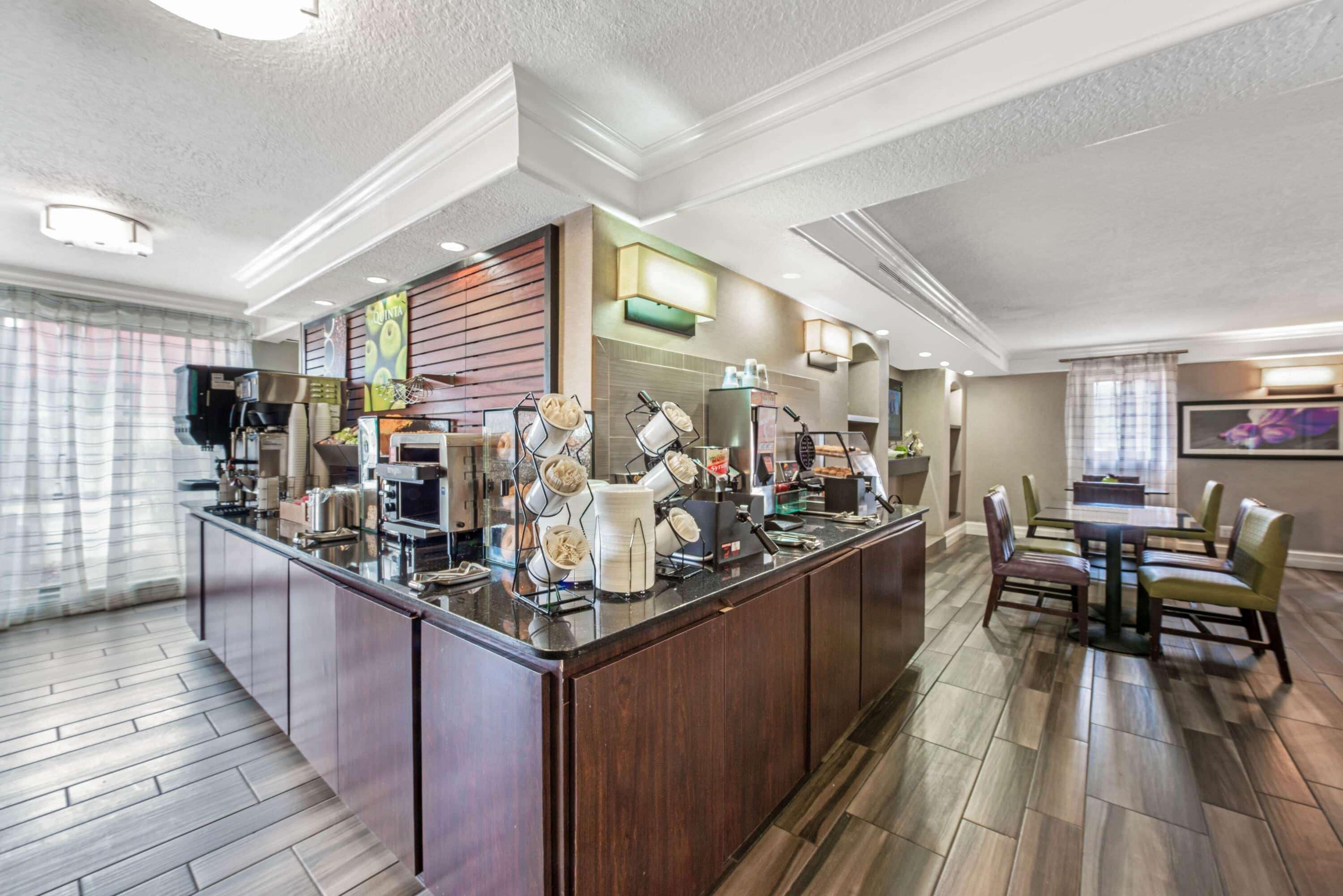 Restaurant La Quinta Inn by Wyndham Miami Airport North