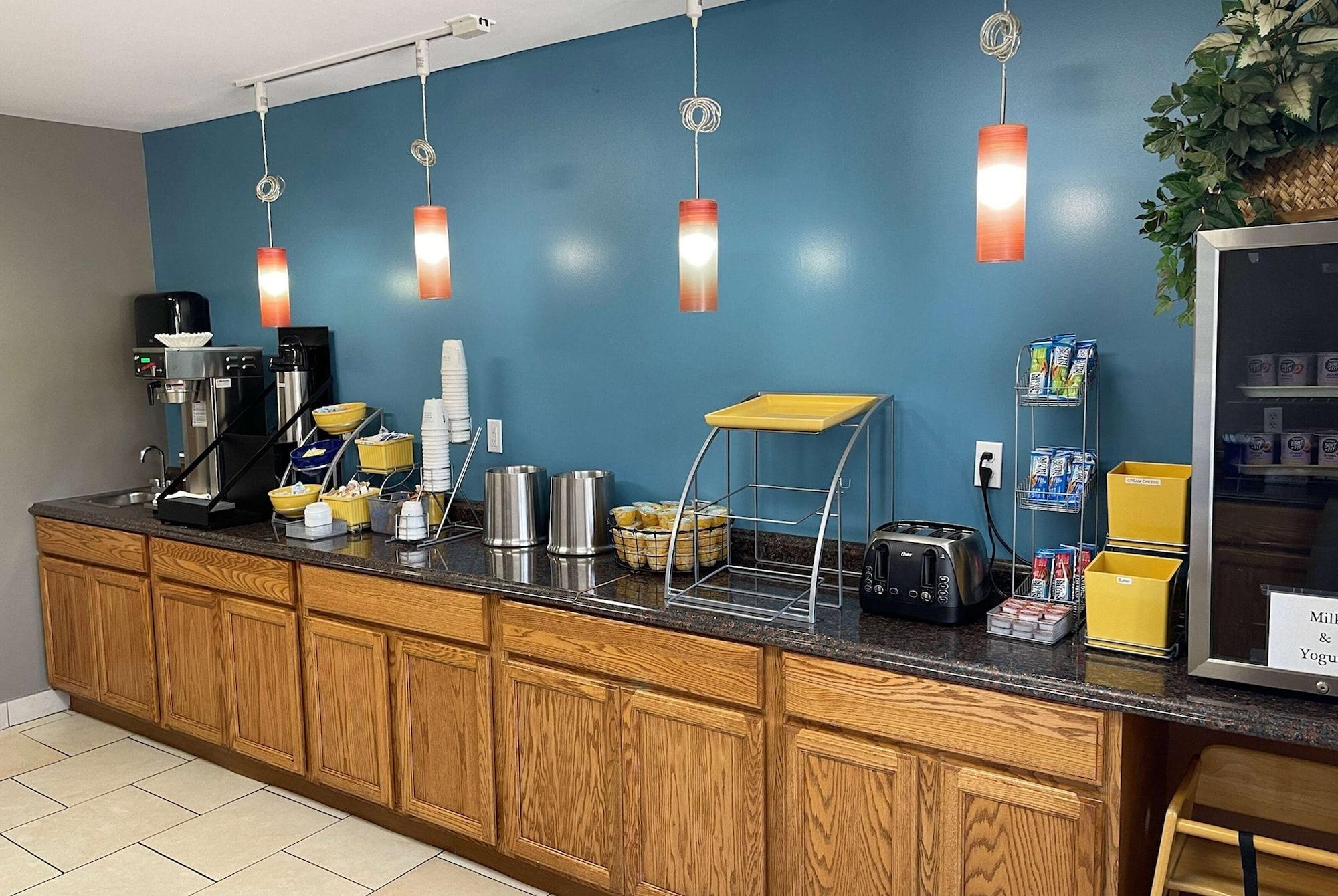 Restaurant Days Inn by Wyndham Imlay City