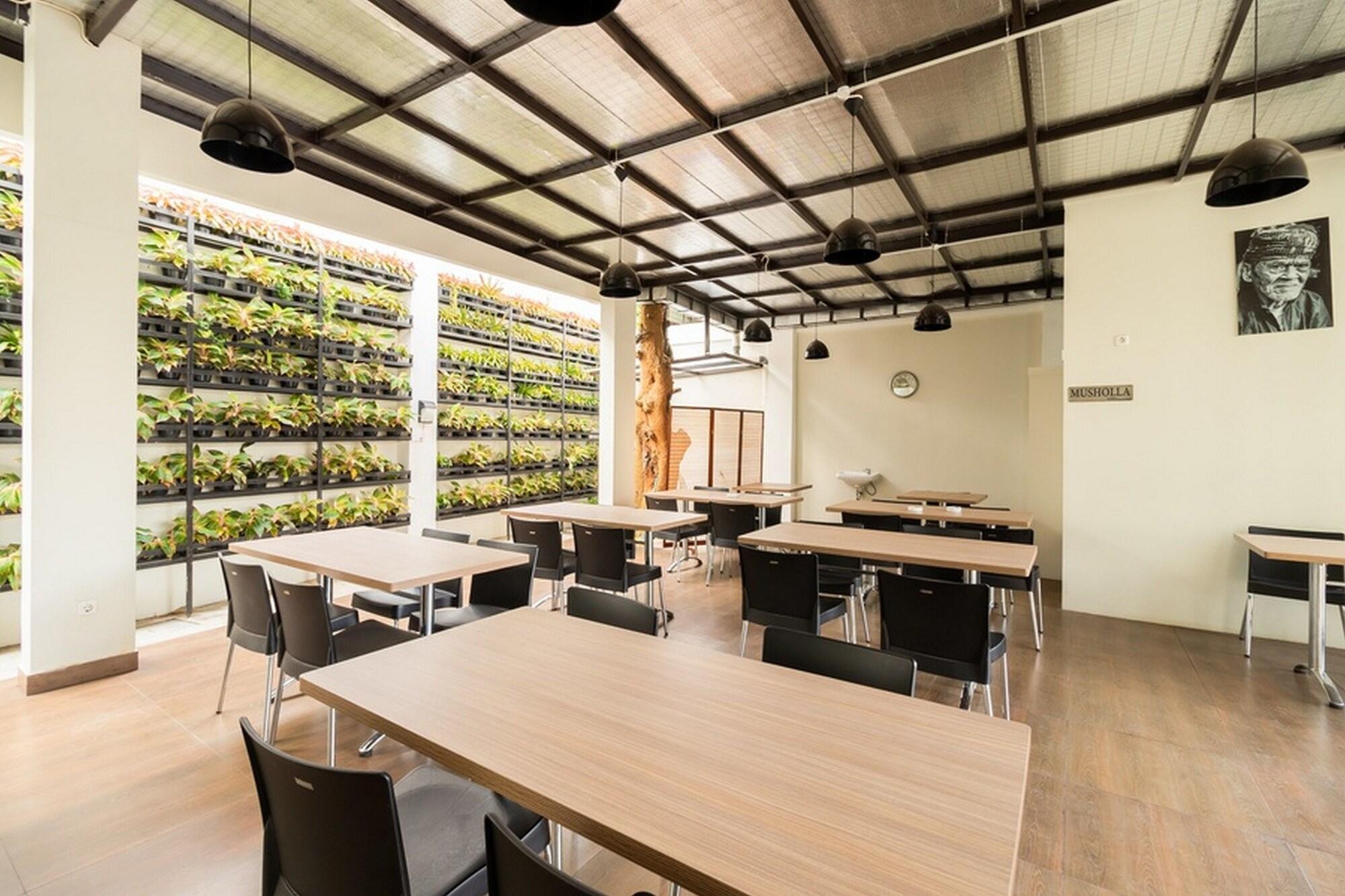 Restaurant RedDoorz Plus near Lippo Mall Kemang 2