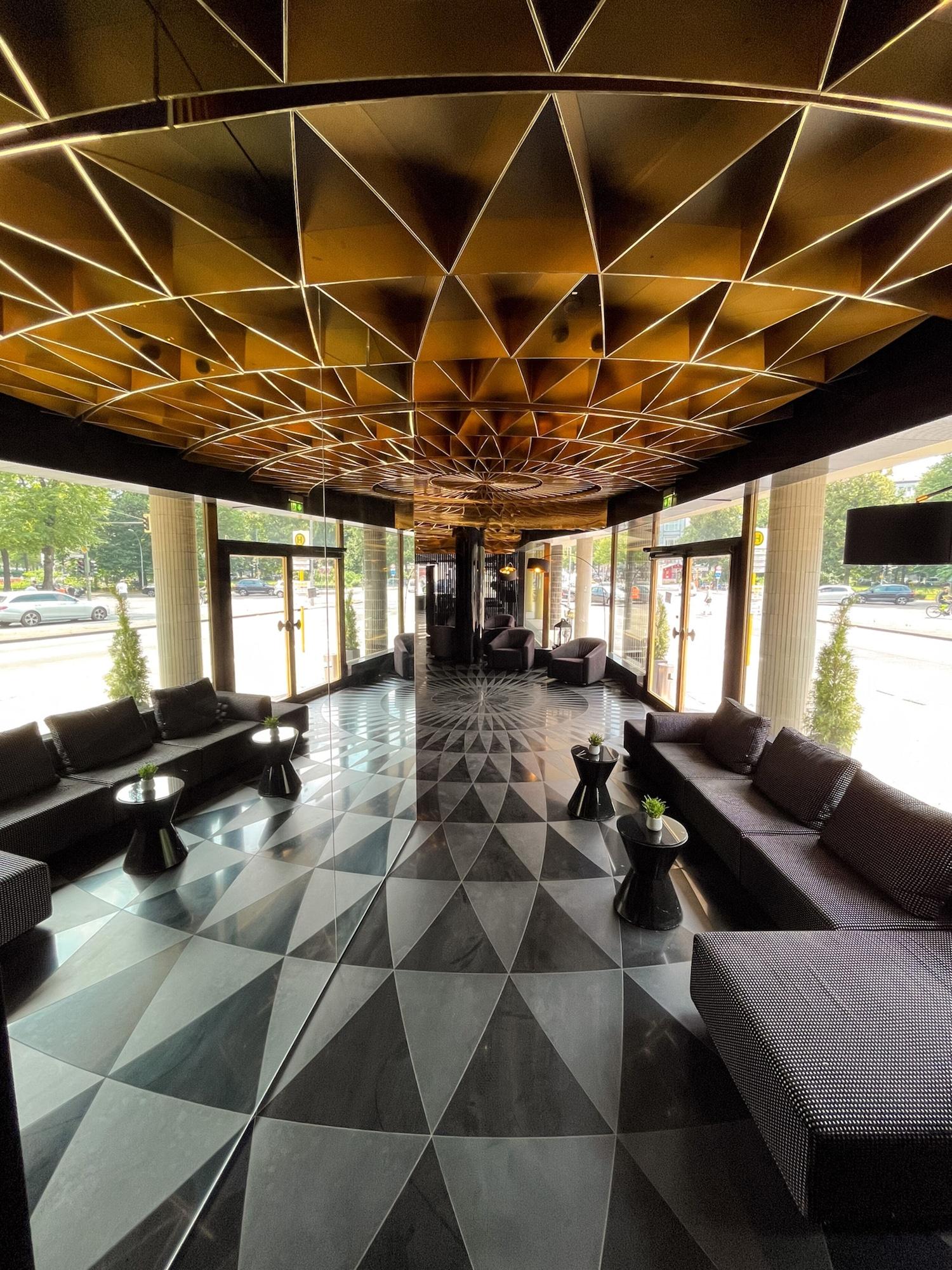 Vista Lobby Quentin Boutique Hotel