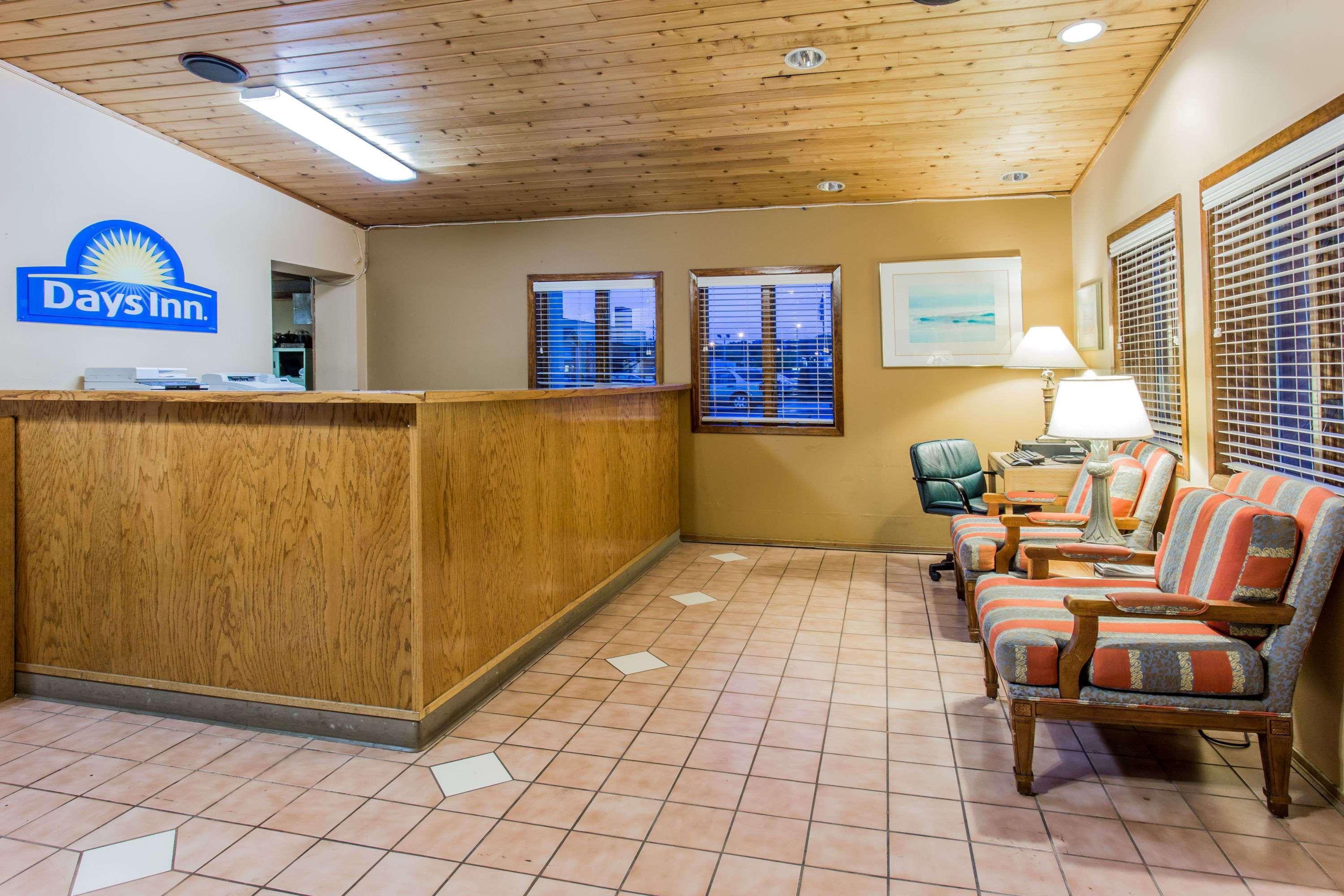 Vista Lobby Days Inn by Wyndham West Allis/Milwaukee