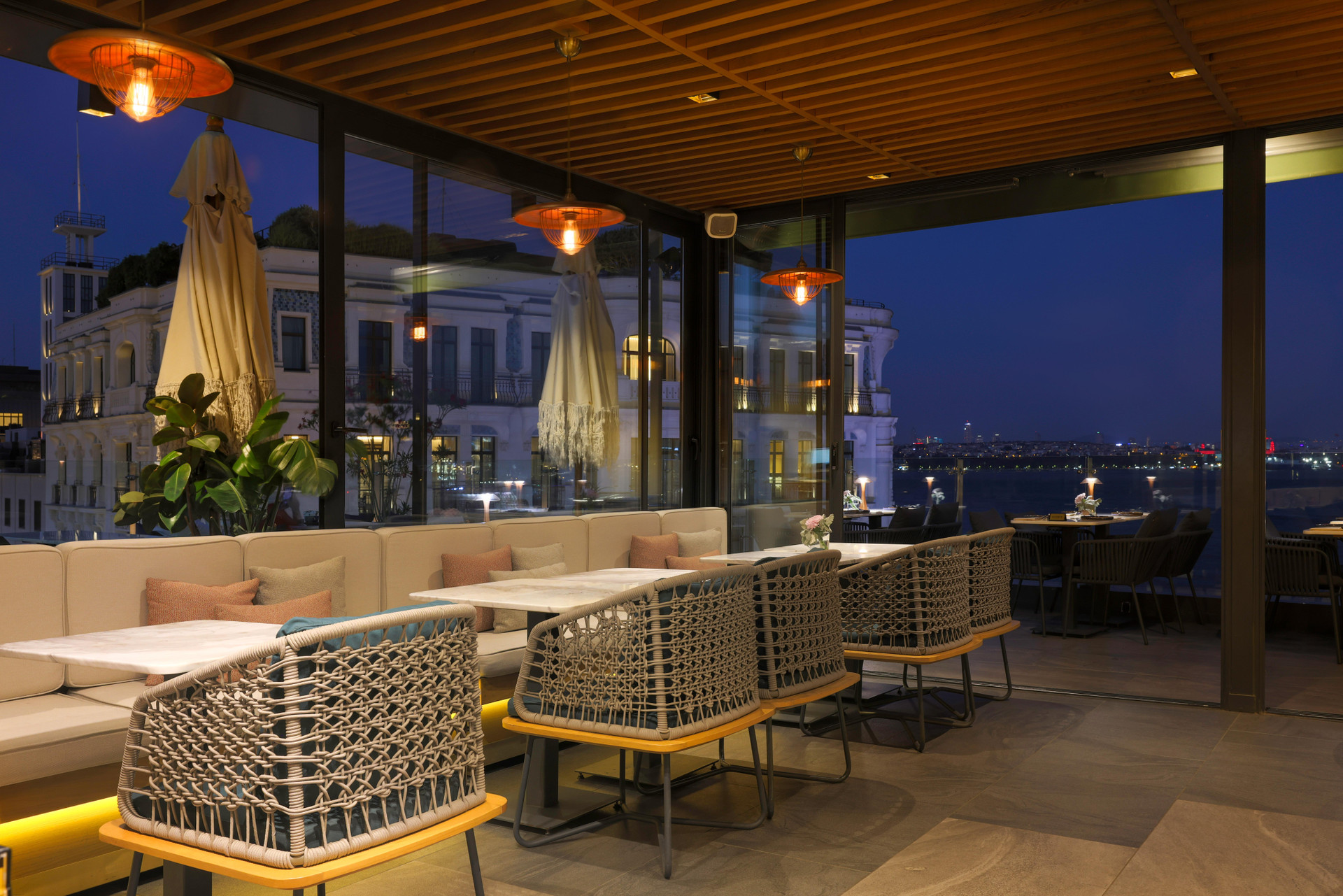 Restaurant The Wings Hotels Karakoy