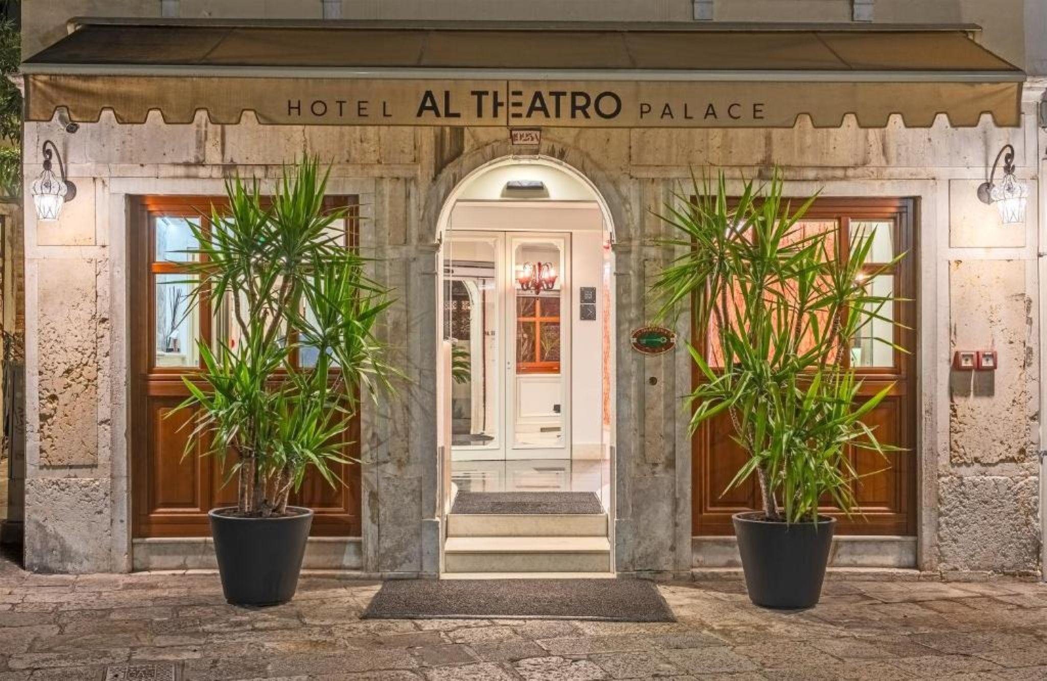 Vista Exterior Al Theatro Palace