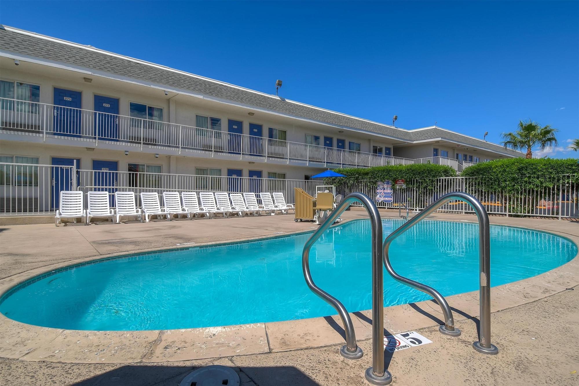 Vista Piscina Motel 6 Las Vegas, NV - Boulder Highway